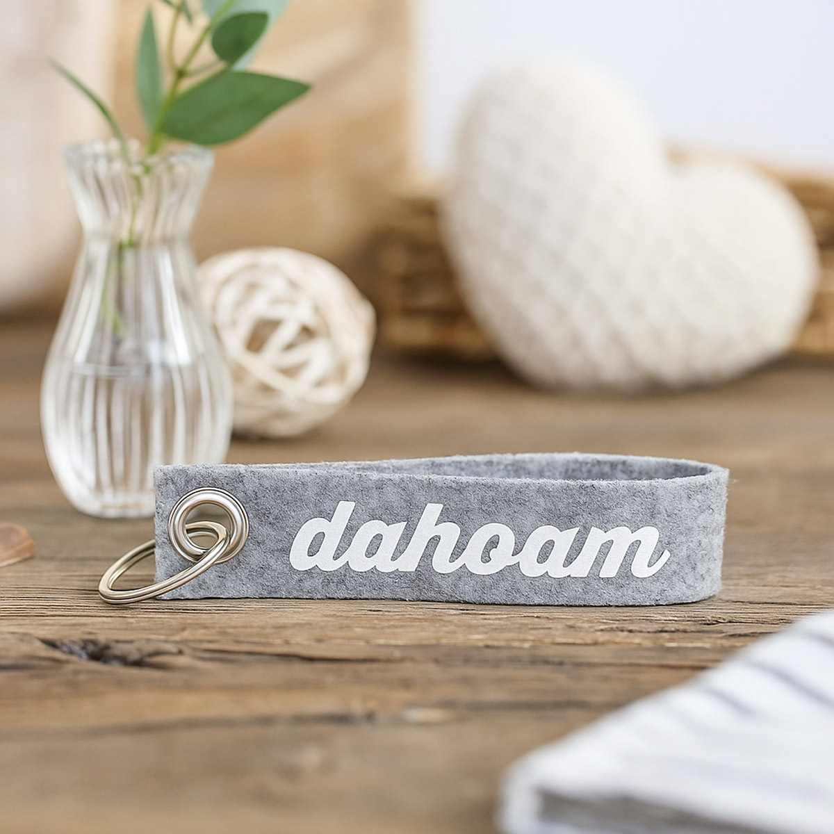Schlüsselanhänger Filz "dahoam" – 100% Merinowolle – Naturprodukt Made in Germany – nachhaltiges Schlüsselband grau