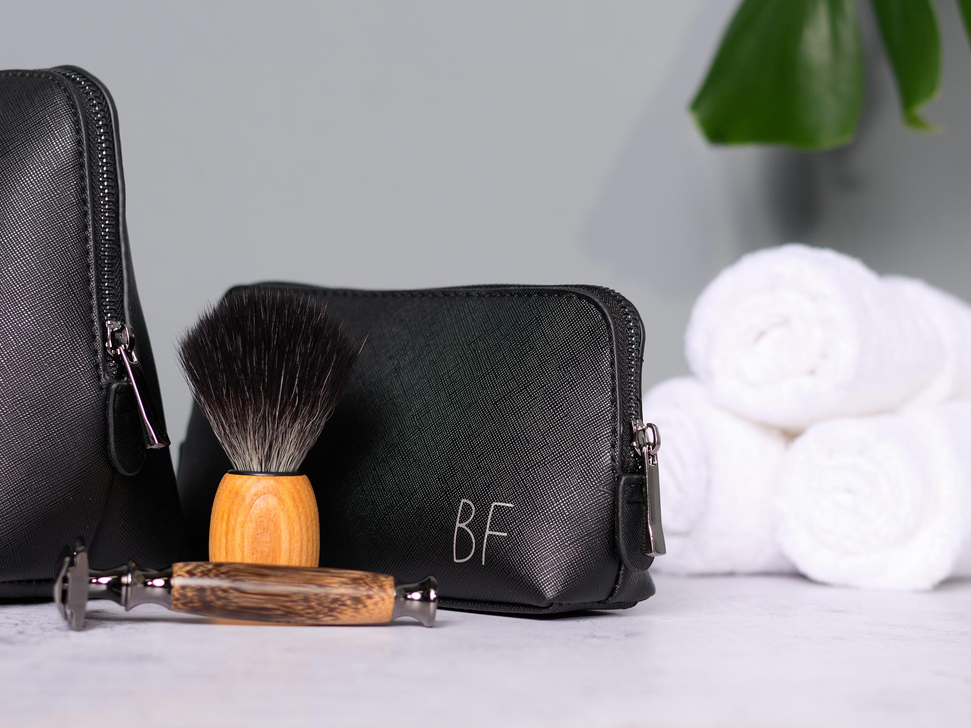 Kulturtasche-Herren-Monogramm4 Toilettentasche für Männer mit Initalen - Details