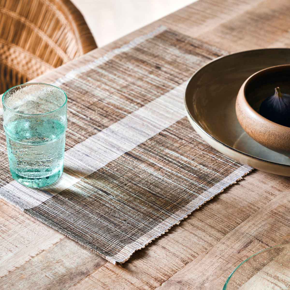 Platzset_Bols_261941010_4 4tlg. Platzset aus brauner geflochtener Wasserhyazinthe - Auf dem Tisch ausgerollt mit Deko