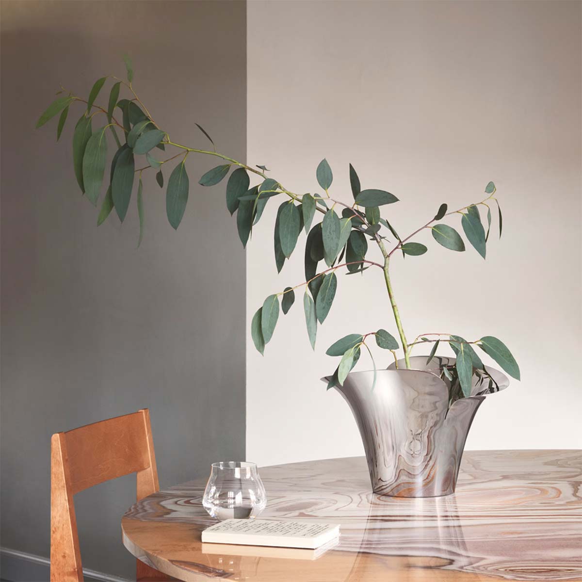 blumentopf_bloom_botanica_georg_jensen_3 Blumentopf aus hochglanz poliertem Edelstahl - auf einem runden Holztisch