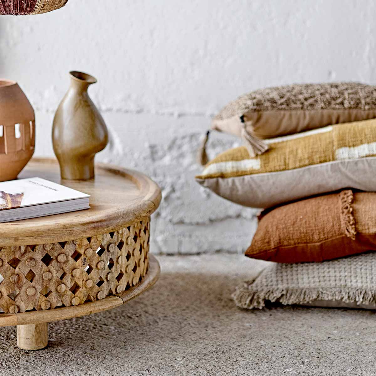 Braune_Blumenvase_Celin_6 Braune Blumenvase in organischer Form - auf rundem Tisch mit Kissen dekoriert