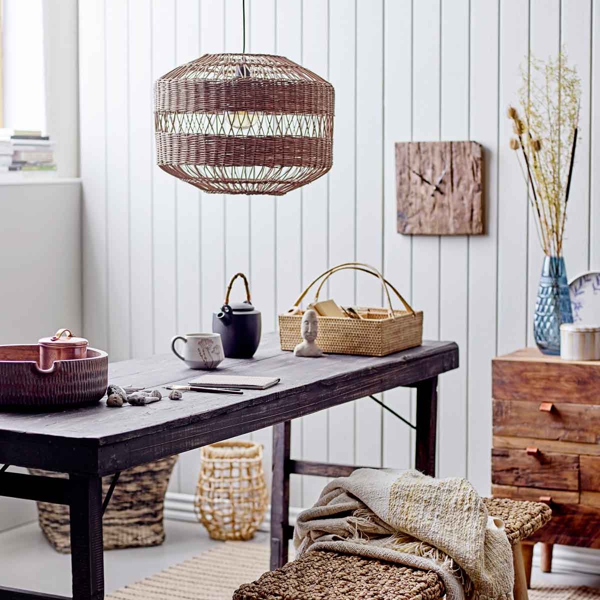 Wanduhr_Holz_82058021_2 Quadratische Wanduhr aus dunklem recyceltem Altholz - im Wohnzimmer an der Wand