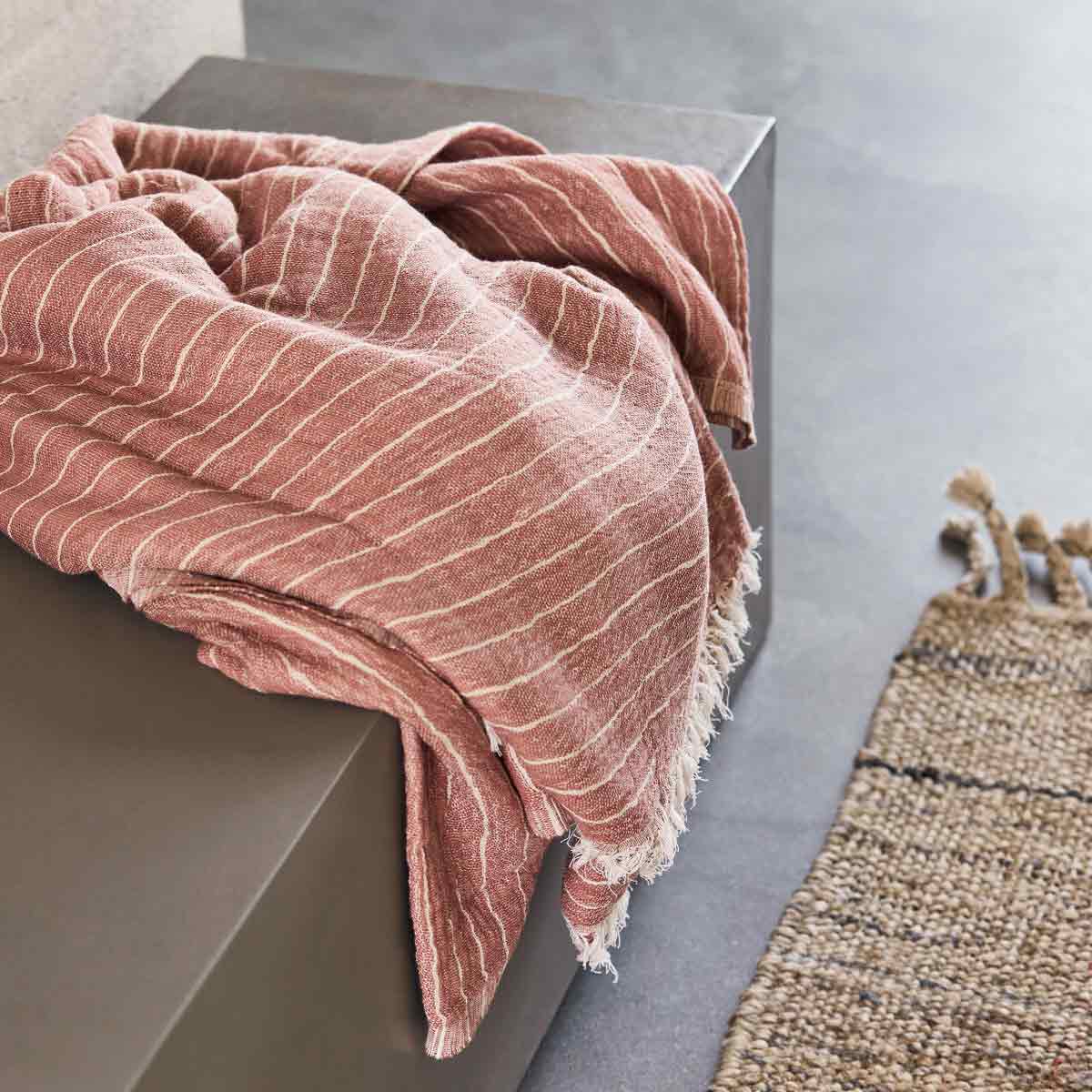 tagesdecke_alice_house_doctor_3 Rote Decke mit Streifen und Fransen - auf einer Sitzbank