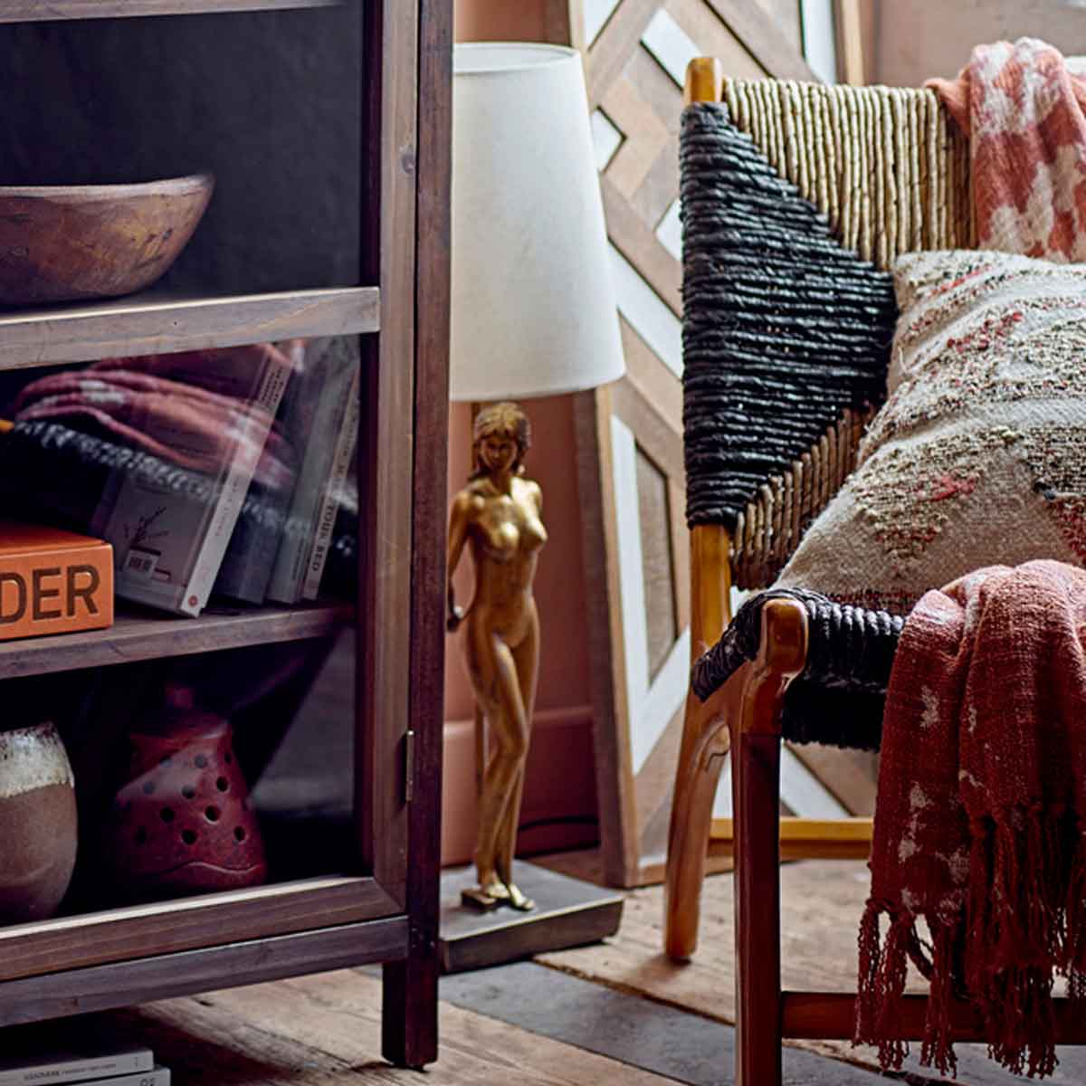 Tischleuchte_Fabiana_4 Erotische Frauen Skulptur als Tischleuchte - als indirekte Beleuchtung neben einer Couch