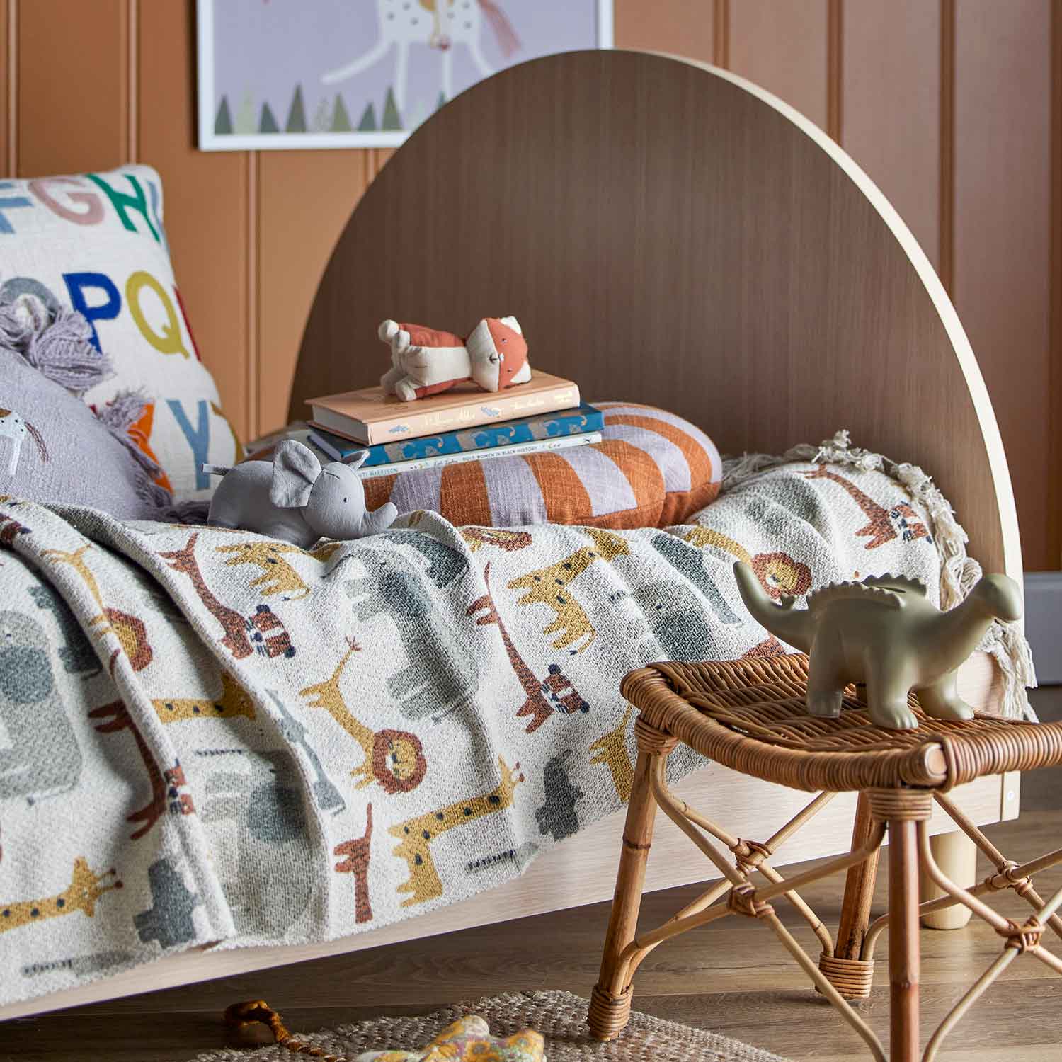 Tagesdecke mit Safari Tieren für Kinderzimmer - auf dem Bett