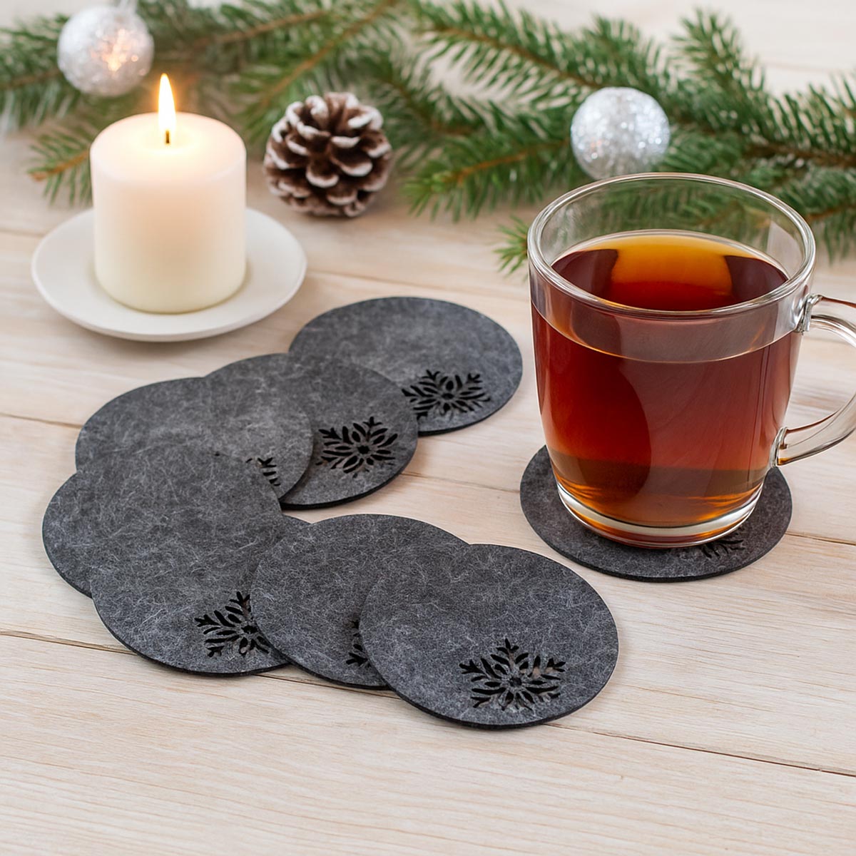 Filzuntersetzer mit filigran ausgearbeiteter Schneeflocke - Tischdekoration aus Filz