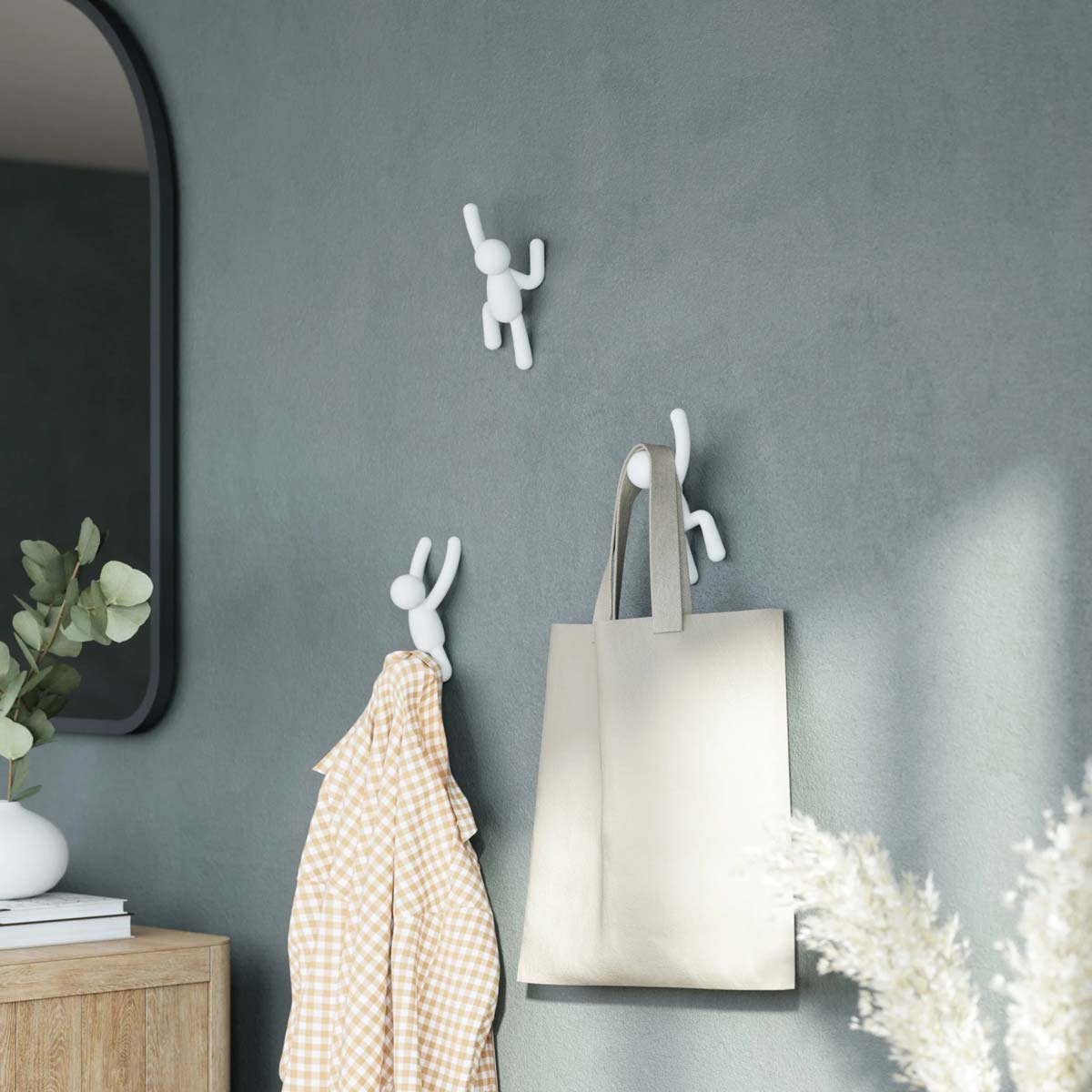 garderobenhaken_buddy_umbra_5 Umbra Wandhaken Set aus verschiedenen Figuren - an einer grauen Wand