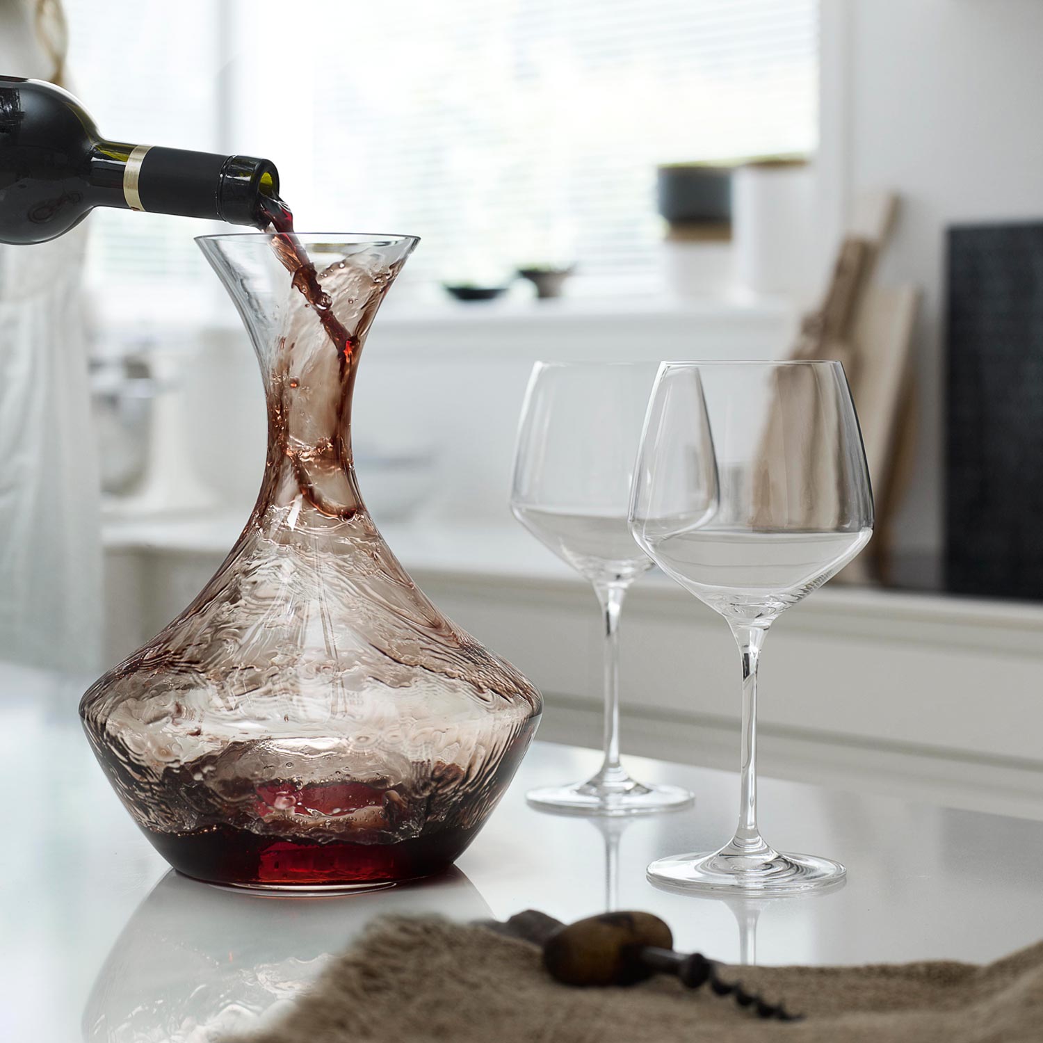Dekanter_Perfection_HolmeGaard3 Dekanter für Rotwein aus mundgeblasenem Glas beim Eingießen
