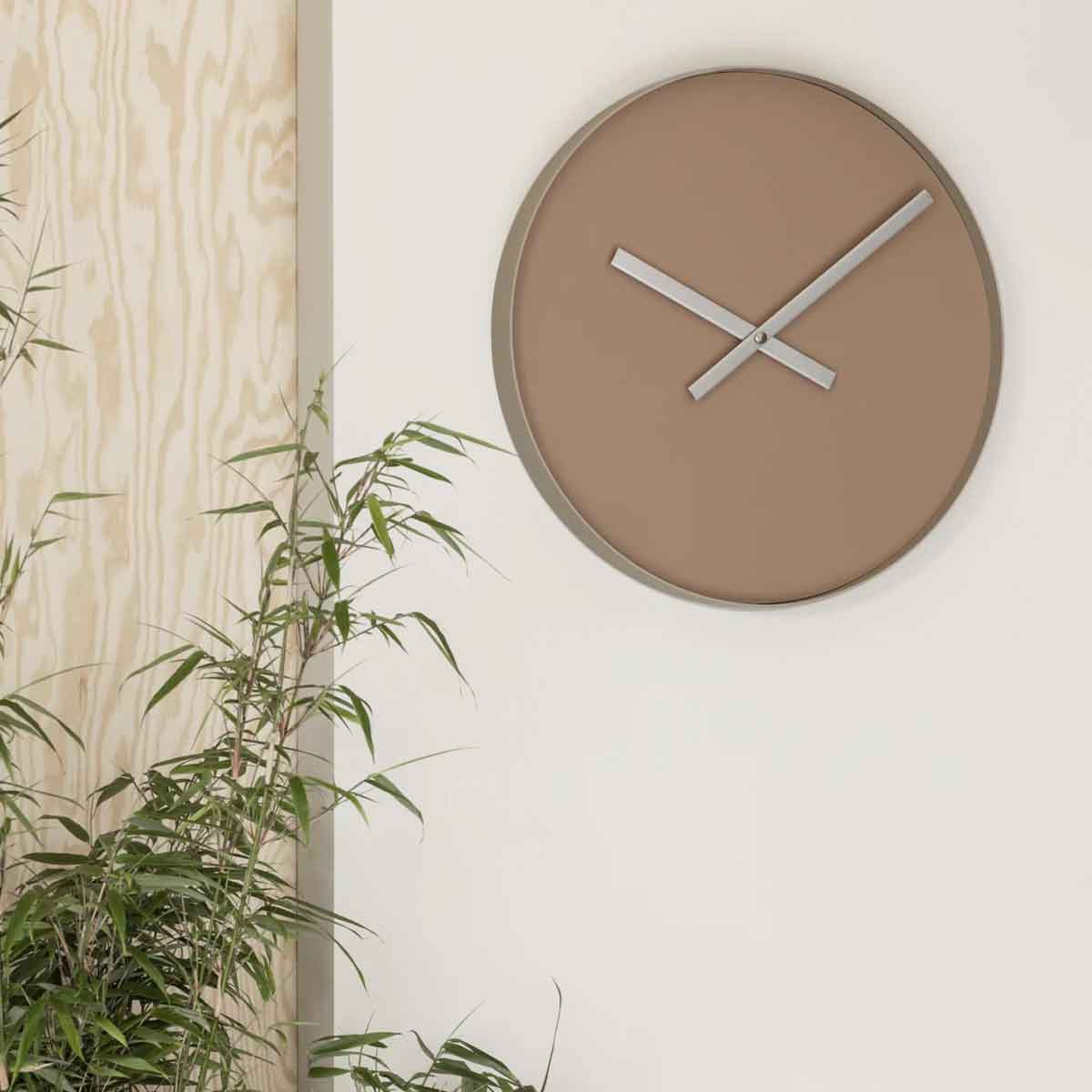 Wanduhr_RIM_65909 Runde Wanduhr von Blomus in minimalistischem Design - neben einer hohen Pflanze