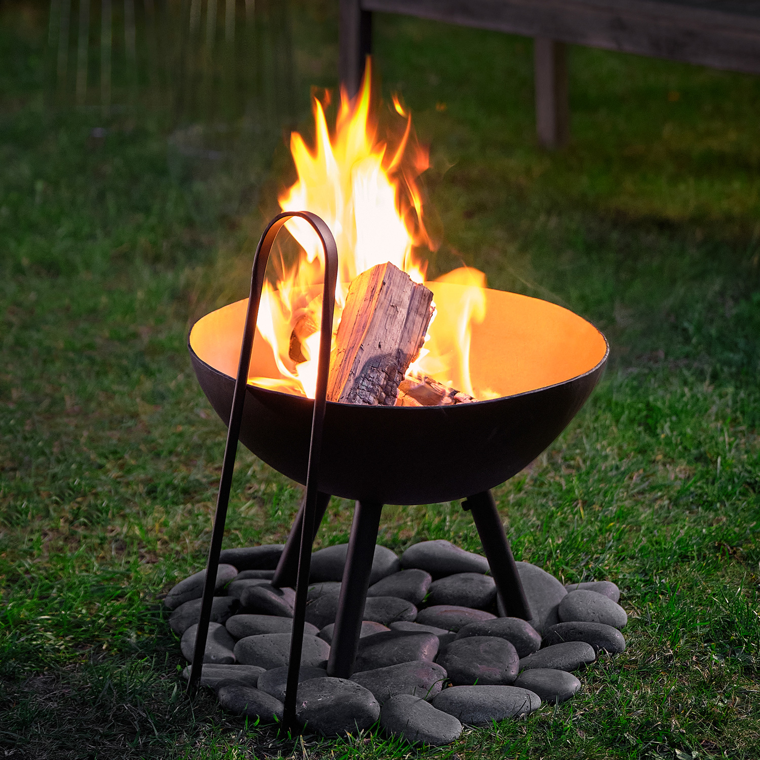 203009_203012_FLAMES_Feuerschale_S_Feuerzange_mood Grillschale mit Feuer