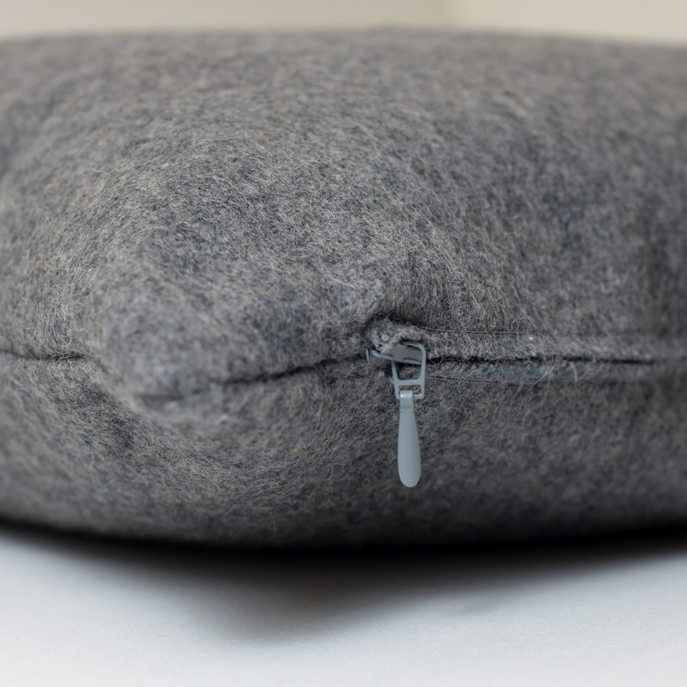 Zierkissen mit personalisiertem Flockdruck "Platzhirsch" - Reißverschluss