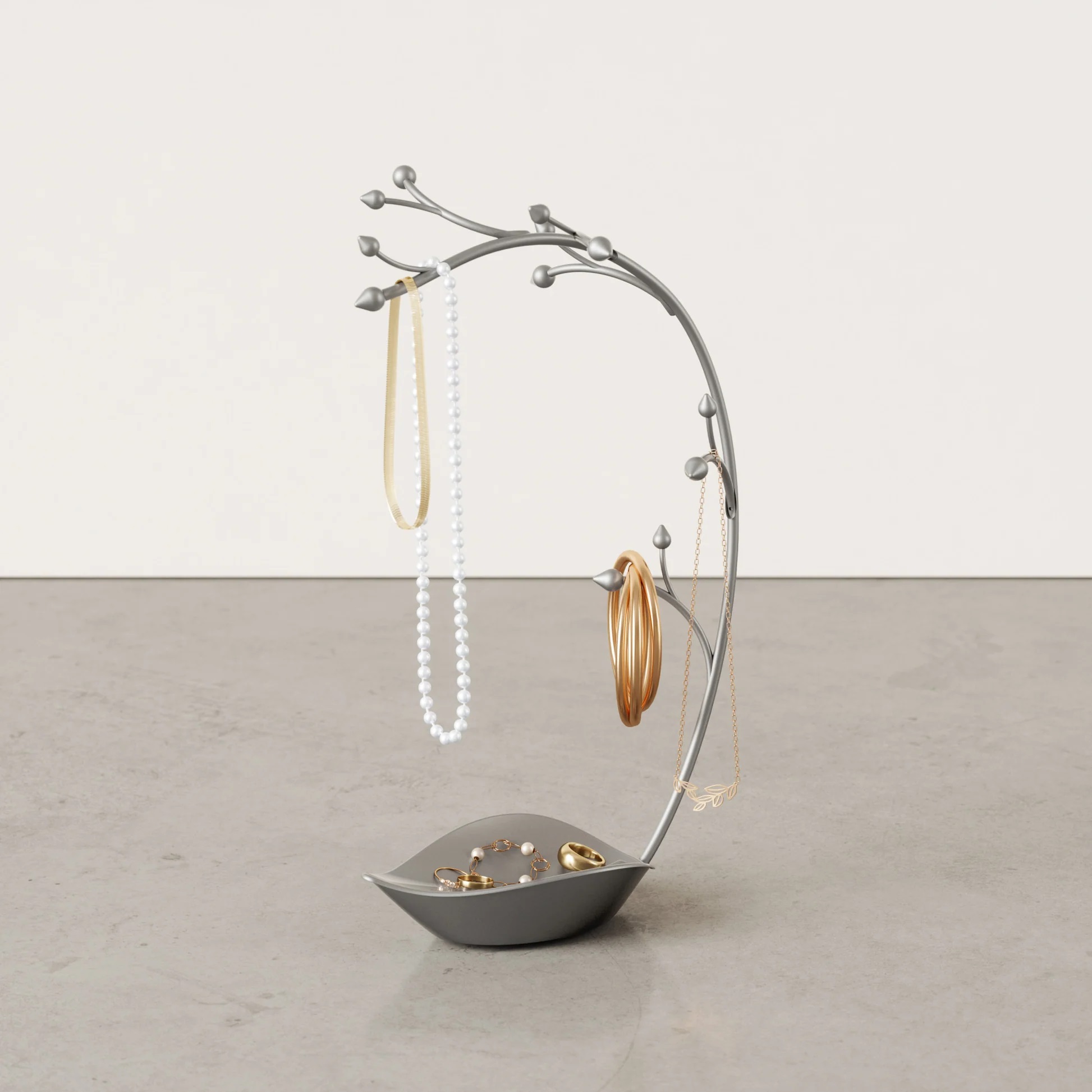 schmuckstaender_orchid_umbra_3 Schmuckständer Orchid für Ketten und Ringe - mit Schuck in Aktion
