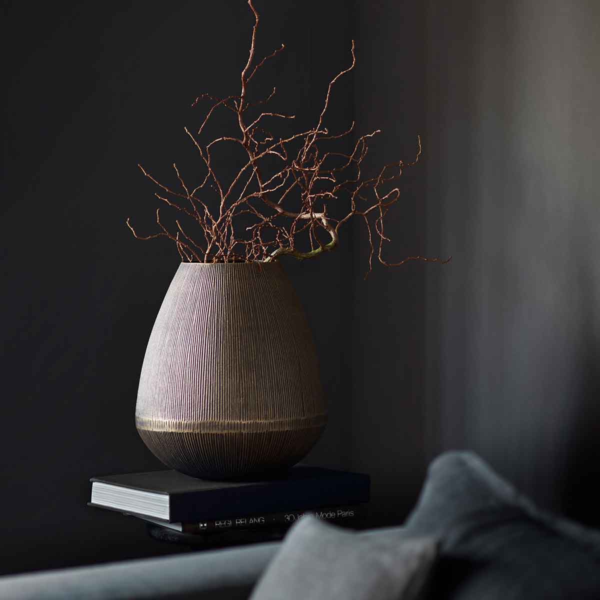 Vase_SARAFINA_238033 Design Vase in Bronze - mit Deko auf dem Tisch
