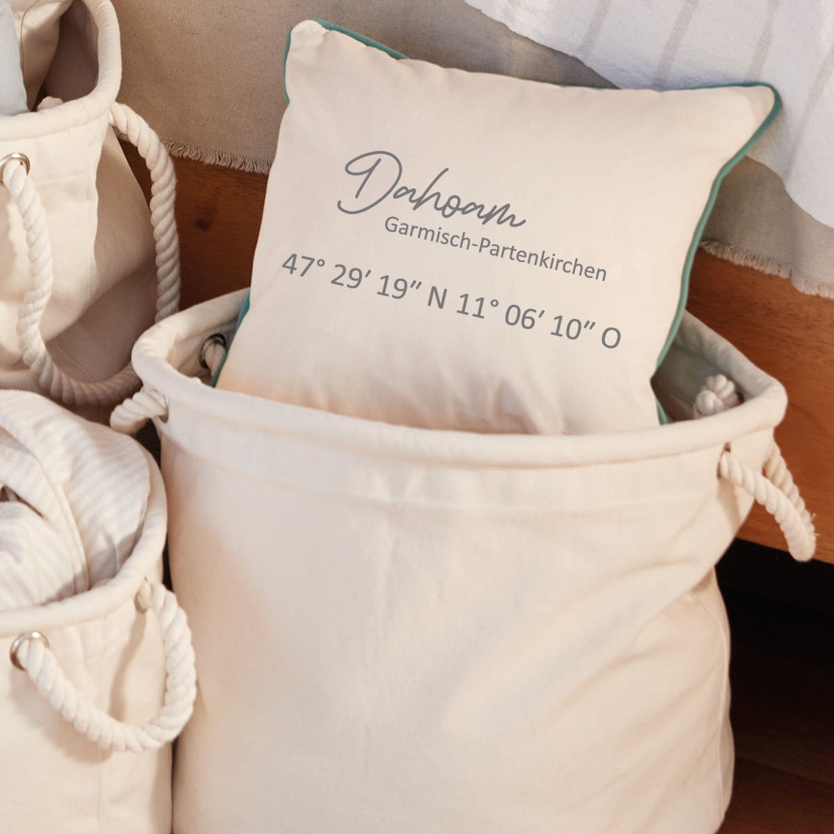 Personalisiertes Kissen mit Schriftzug, Wunschort & Koordinaten – 40x40 cm – Fairtrade Baumwolle Personalisiertes Kissen mit Schriftzug, Wunschort & Koordinaten – 40x40 cm – Fairtrade Baumwolle