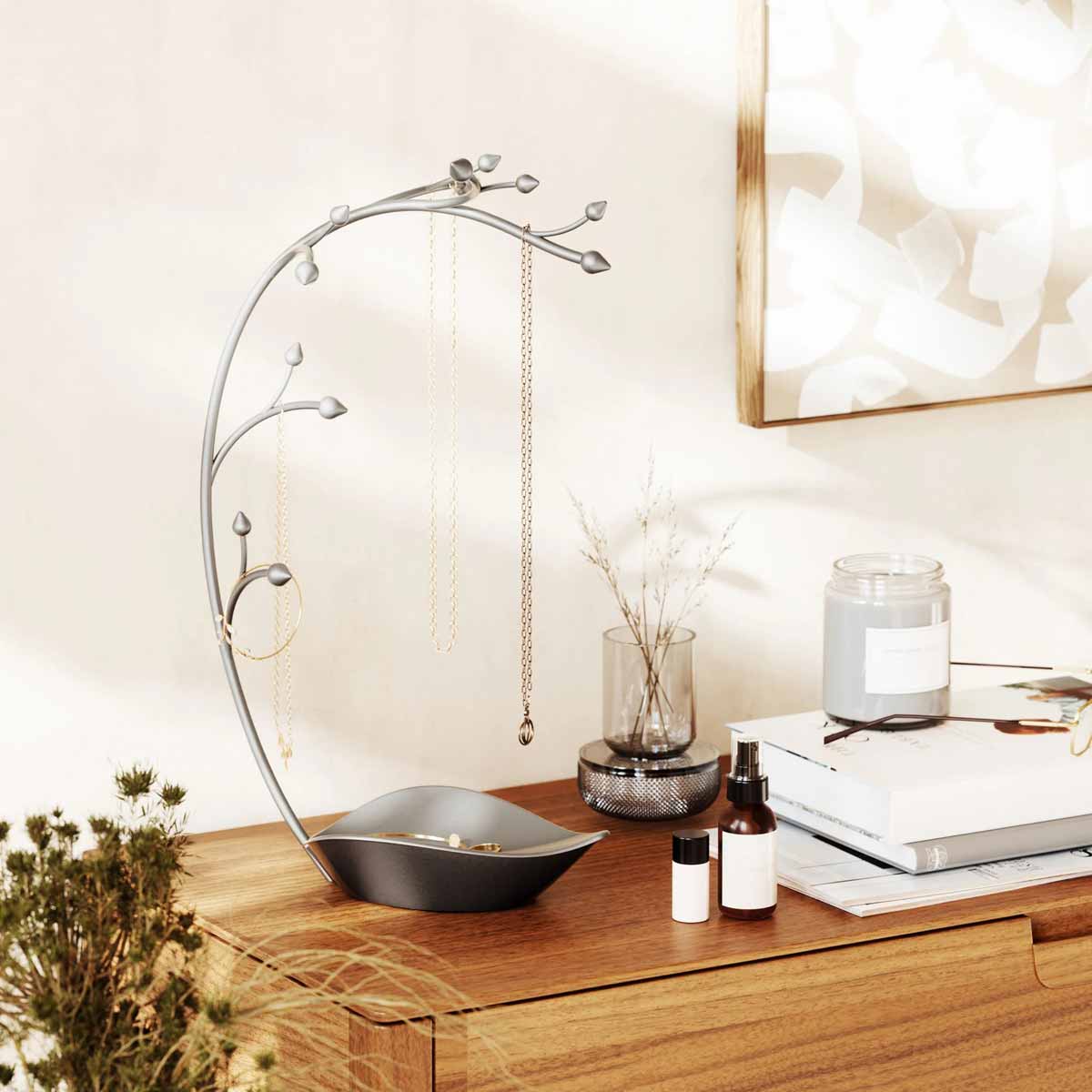 schmuckstaender_orchid_umbra_2 Schmuckständer Orchid für Ketten und Ringe - auf einem Sideboard
