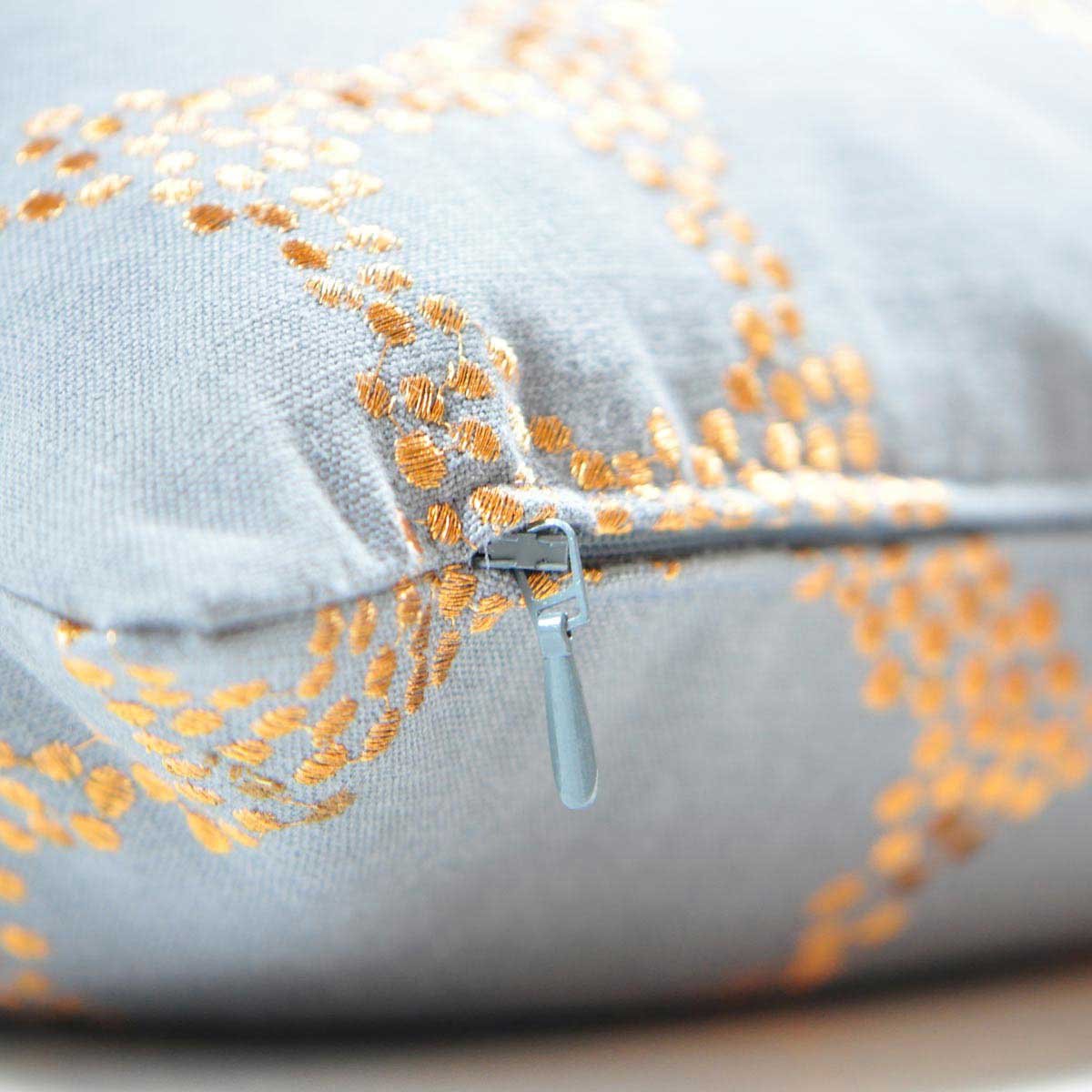 Zierkissen-Innocence-Dream-Cuivre-4 Zierkissen mit goldener Stickerei - Nahaufnahme Marken Reißverschluß