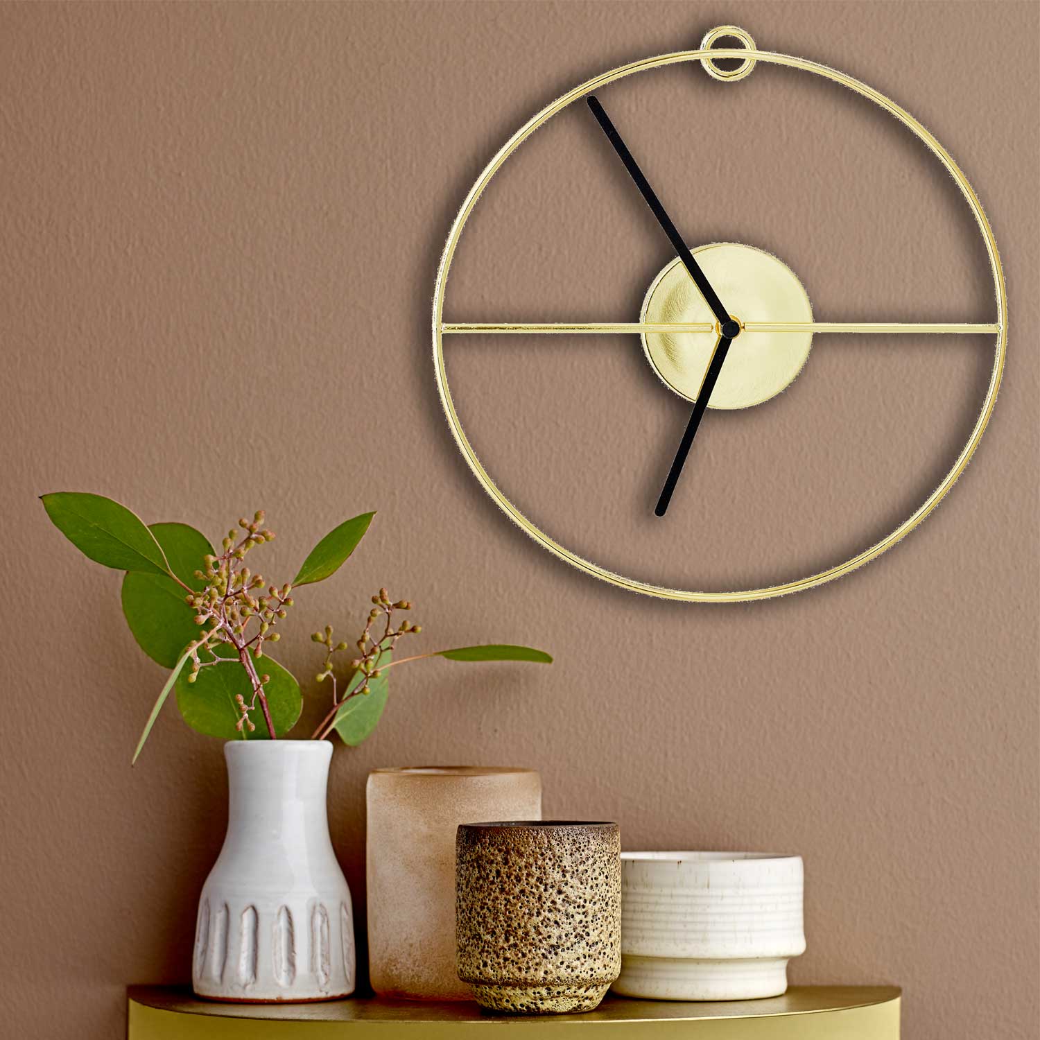 Wanduhr_89110299_1 Goldene Wanduhr mit Silhouette und schwarzen Zeigern - mit Vasen als Dekoration