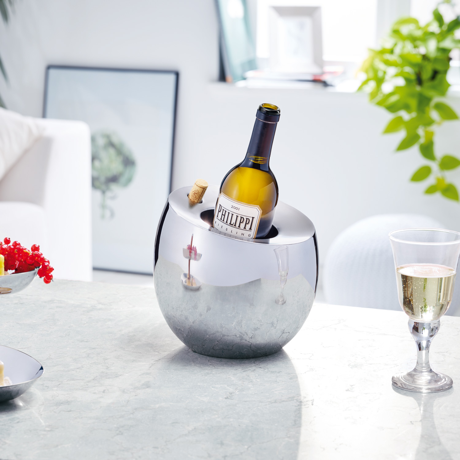 202018_Froid_Weinkuehler_Ambiente Runder Weinkühler aus Edelstahl mit Weisswein auf dem Tisch