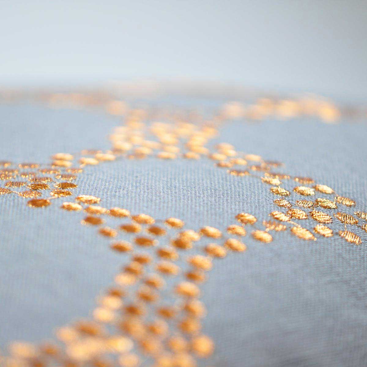 Zierkissen-Innocence-Dream-Cuivre-2 Zierkissen mit goldener Stickerei - Detailansicht von oben