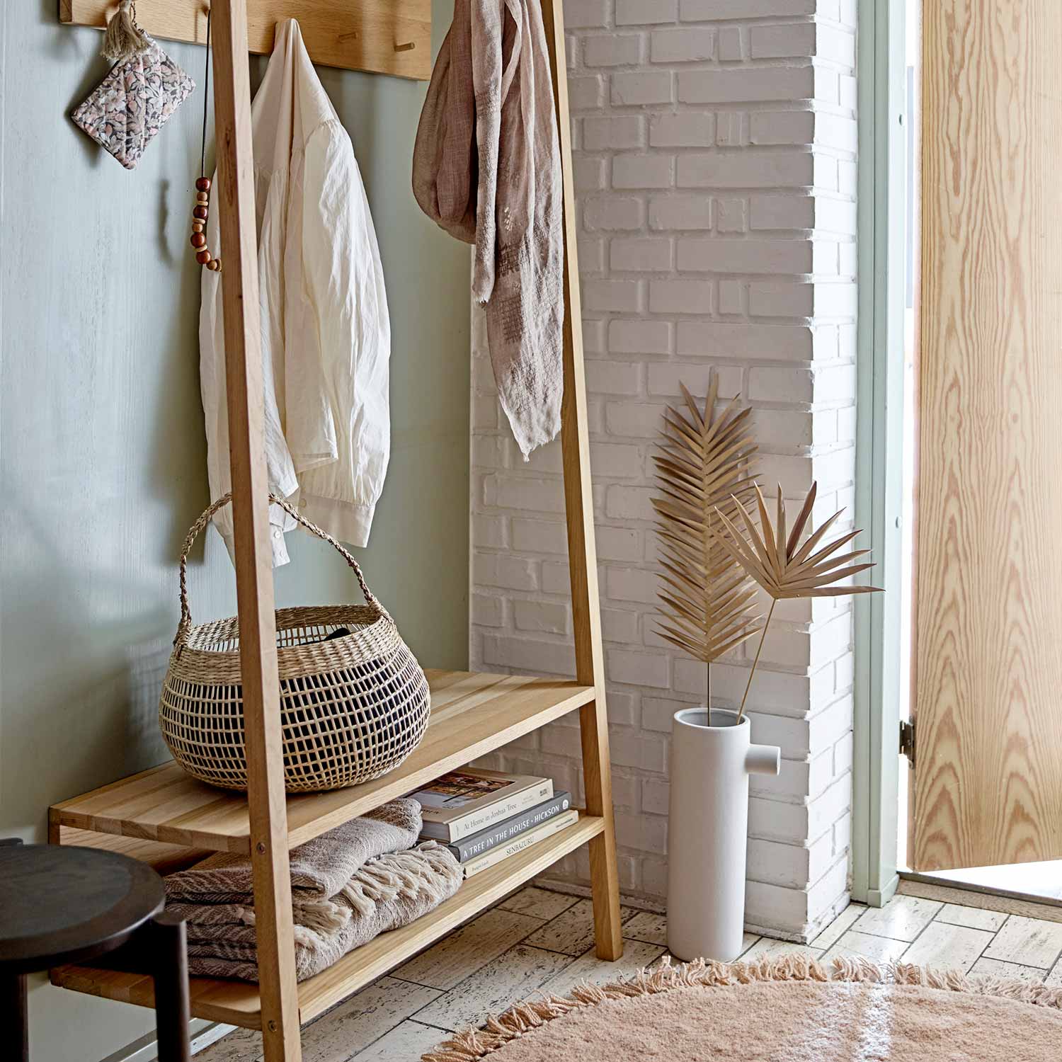 Tagesdecke mit Fransen und grauen Streifen - in der Garderobe verstaut