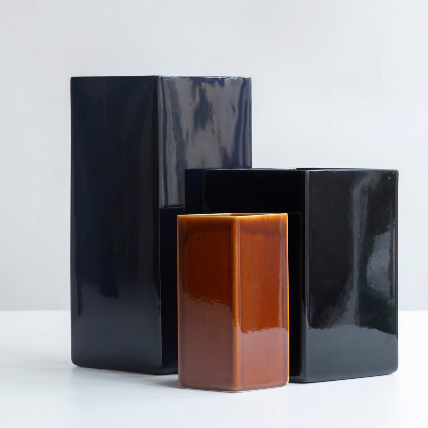 iittala-Ruutu-Keramikvase-330-mm-schwarz-5
