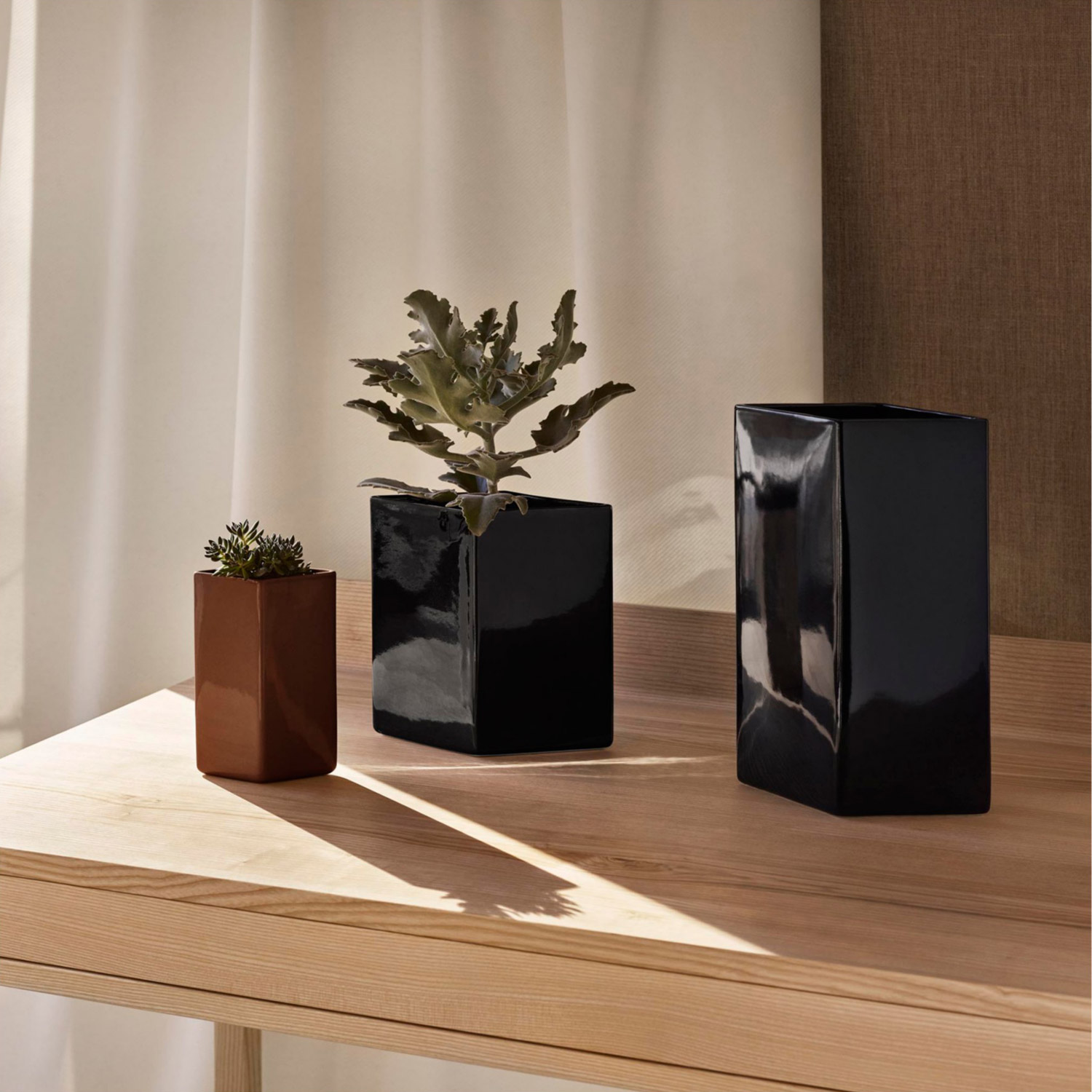 iittala-Ruutu-Keramikvase-225-mm-schwarz-1