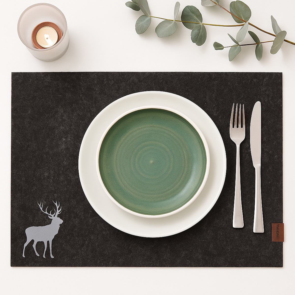 Platzset Hirsch aus 100% Wollfilz | Tischset aus Merinowolle – Nachhaltige Tischdeko für Alltag & Feste Platzset Hirsch aus 100% Wollfilz | Tischset aus Merinowolle – Nachhaltige Tischdeko für Alltag & Feste