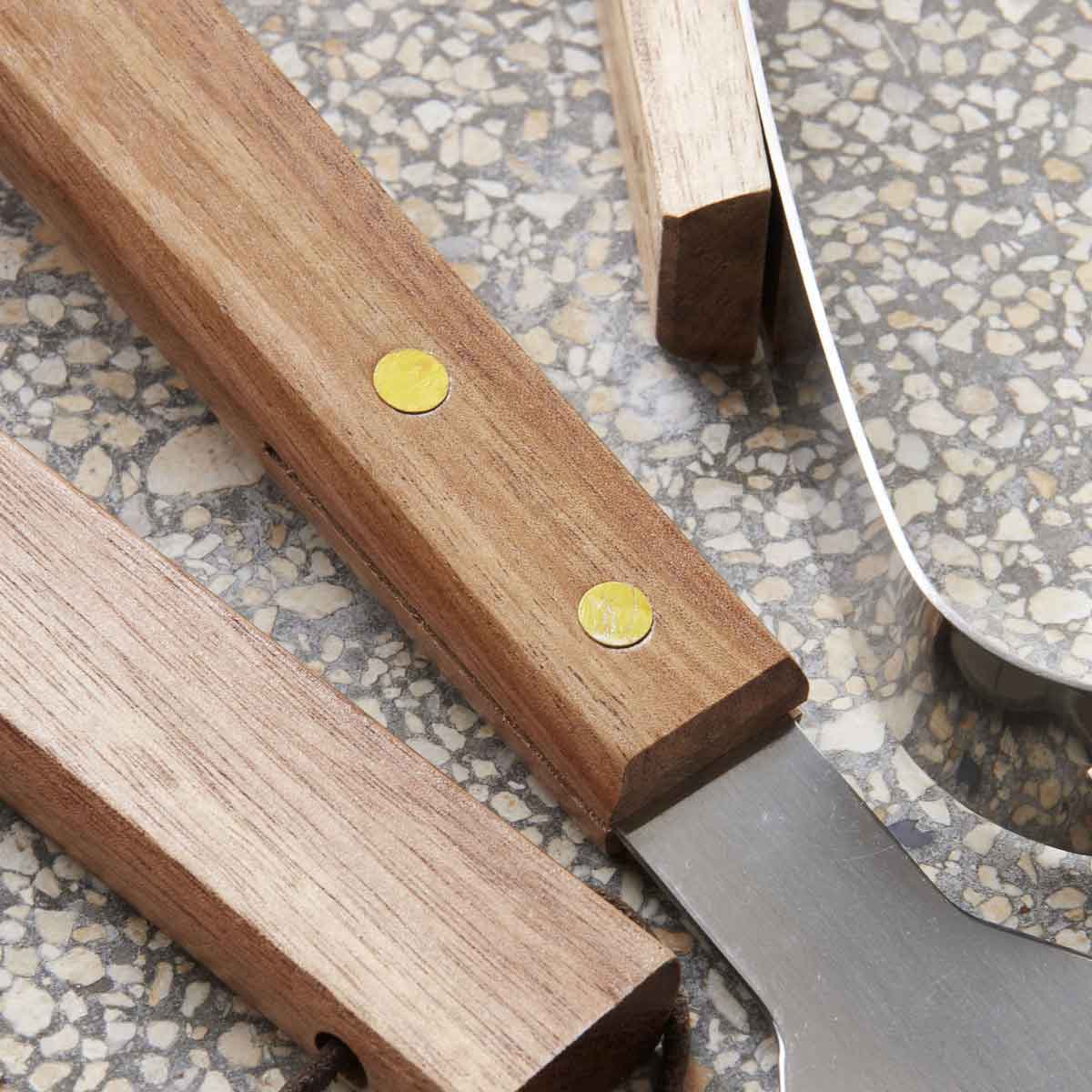 BBQ_Grillset_Edelstahl_106660402_2 Grillbesteck aus Edelstahl mit Holzgriffen und Lederband - Nahaufnahme der Holzgriffe