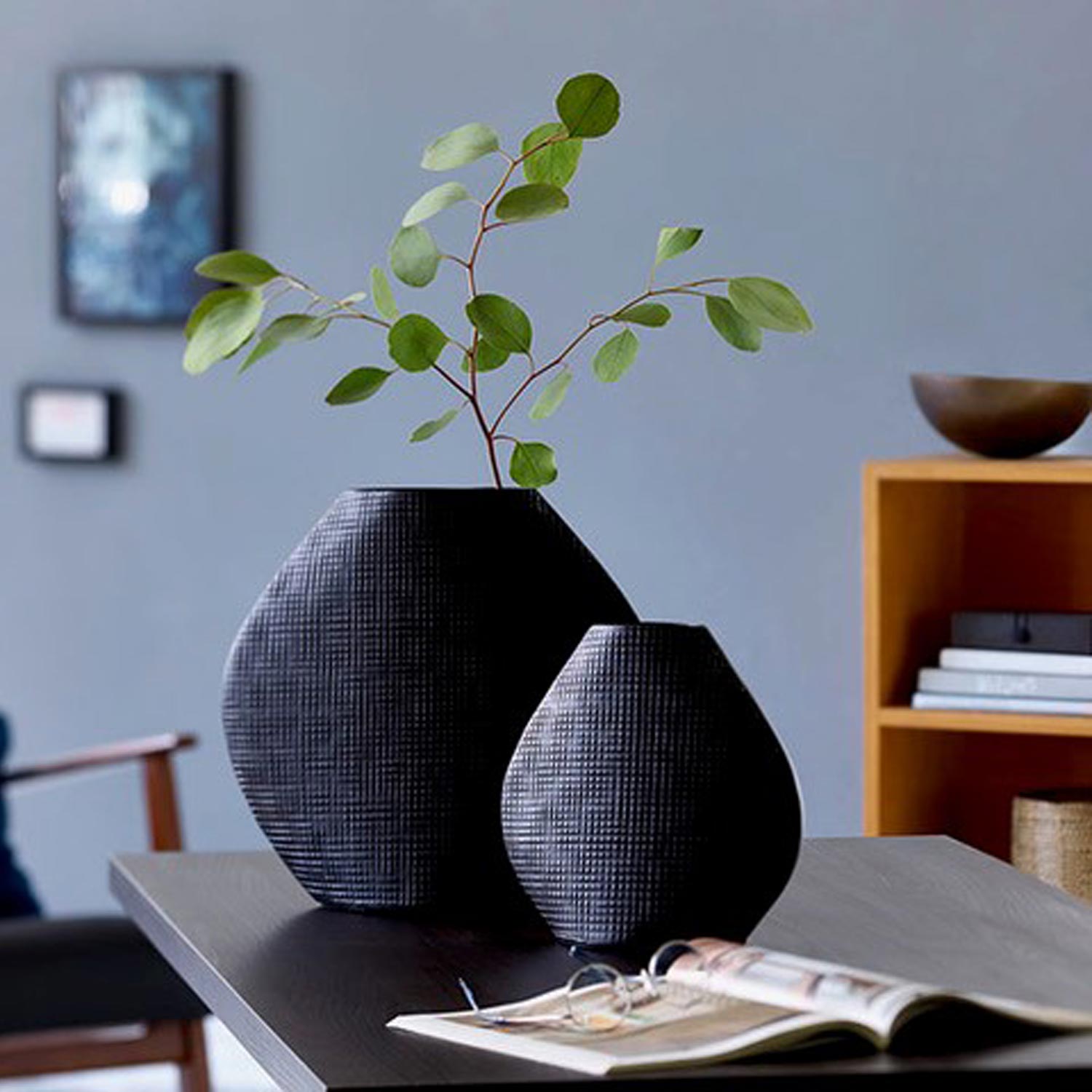 Vase_OUTBACK_Deco1 Schwarze Vasen aus dem australischen Outback Wohnansicht