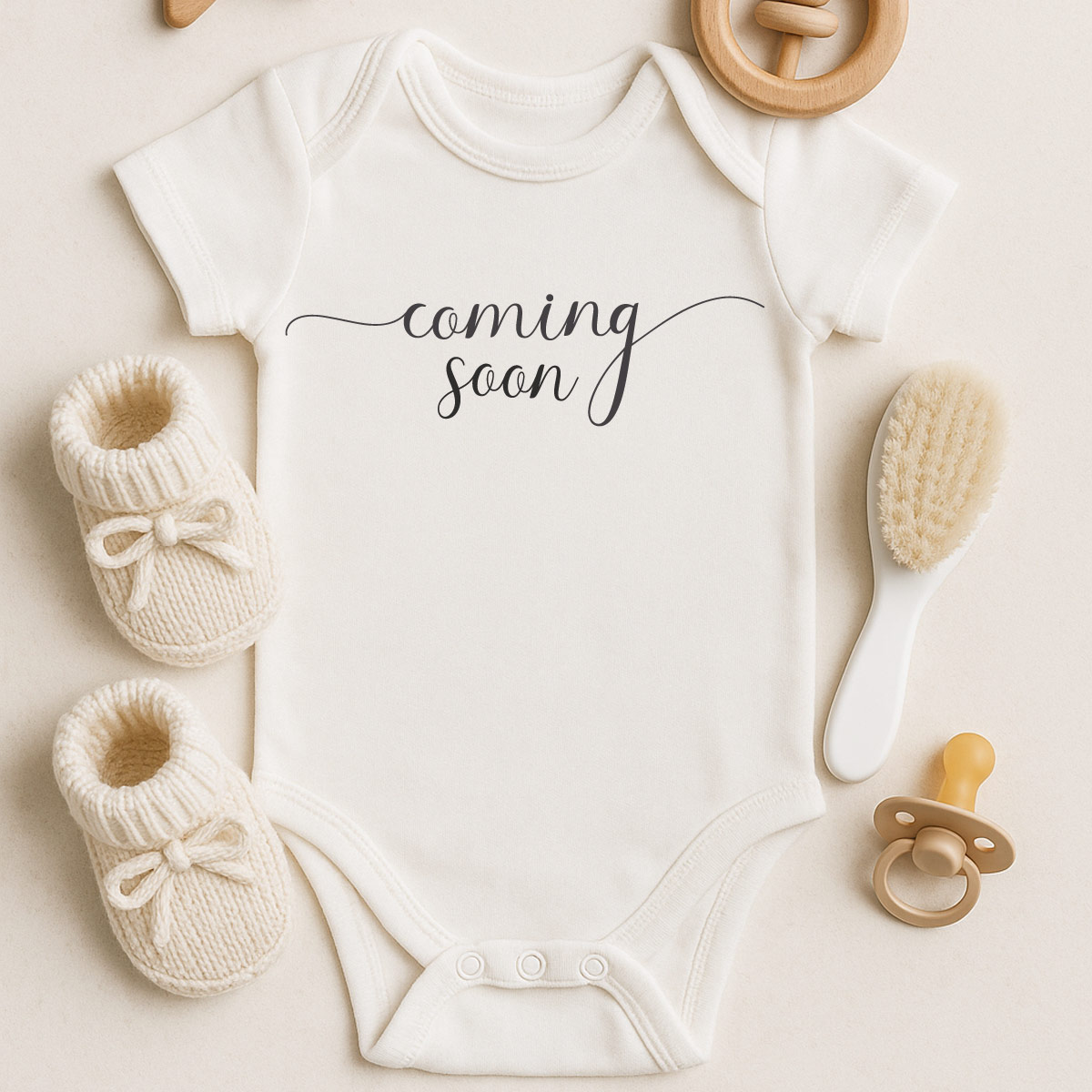 Baby Body "Coming Soon" – Schwangerschaft verkünden | Geschenk für werdende Papas & Familie | Bio-Baumwolle, Fairtrade Baby Body "Coming Soon" – Schwangerschaft verkünden | Geschenk für werdende Papas & Familie | Bio-Baumwolle, Fairtrade