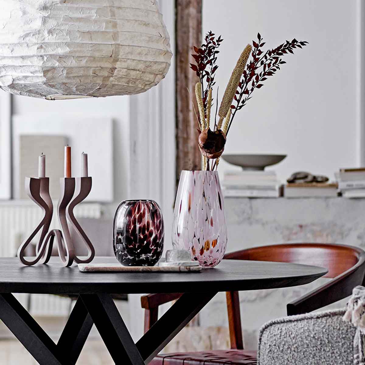 Blumenvase_Artem_82057000_1 Hohe Blumenvase für Blumen mit großer Öffnung - auf einem runden massiven Tisch