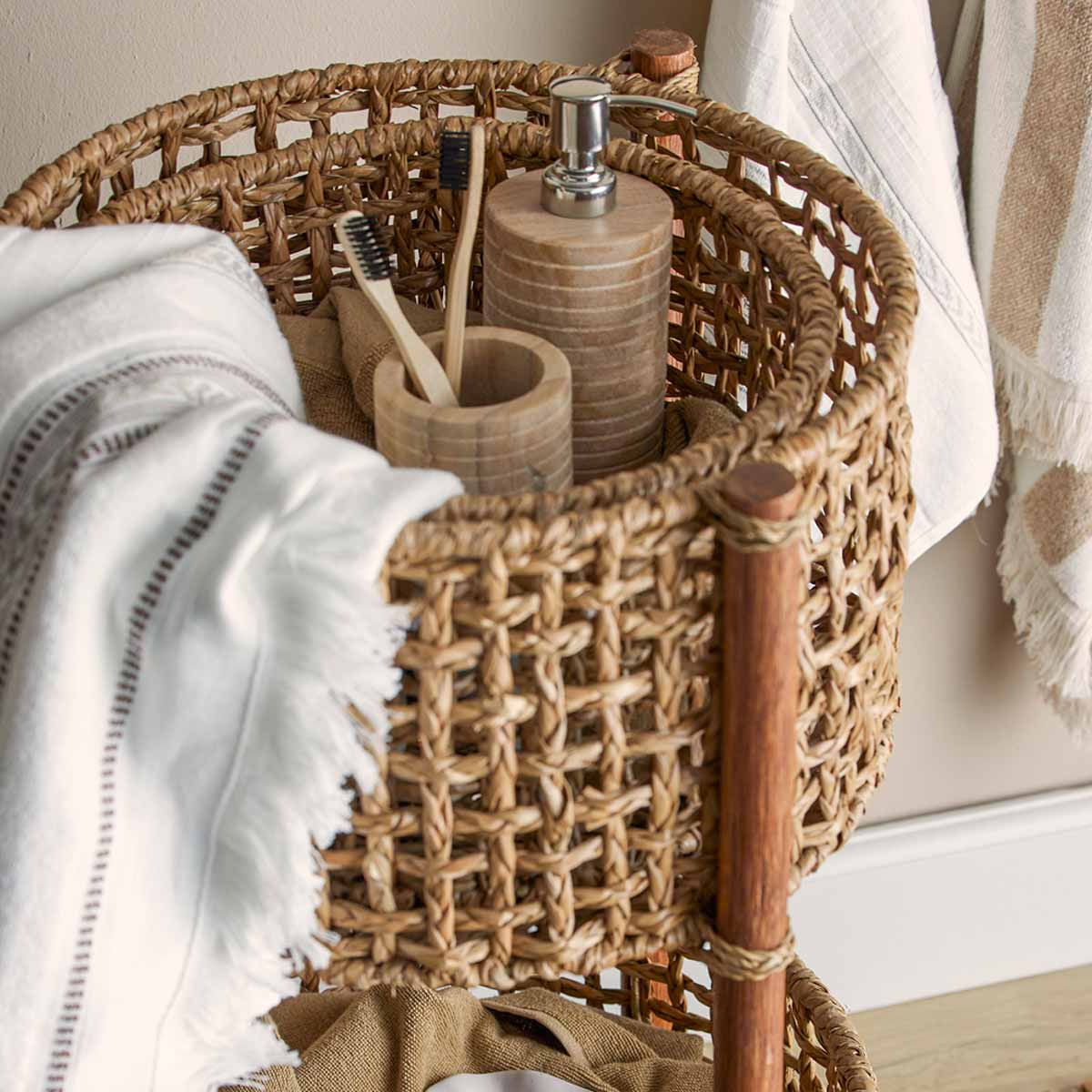 Seifenspender_Set_4 Badezimmer Set aus Seifenspender und Zahnputzbecher - im Rollkorb des Badezimmers