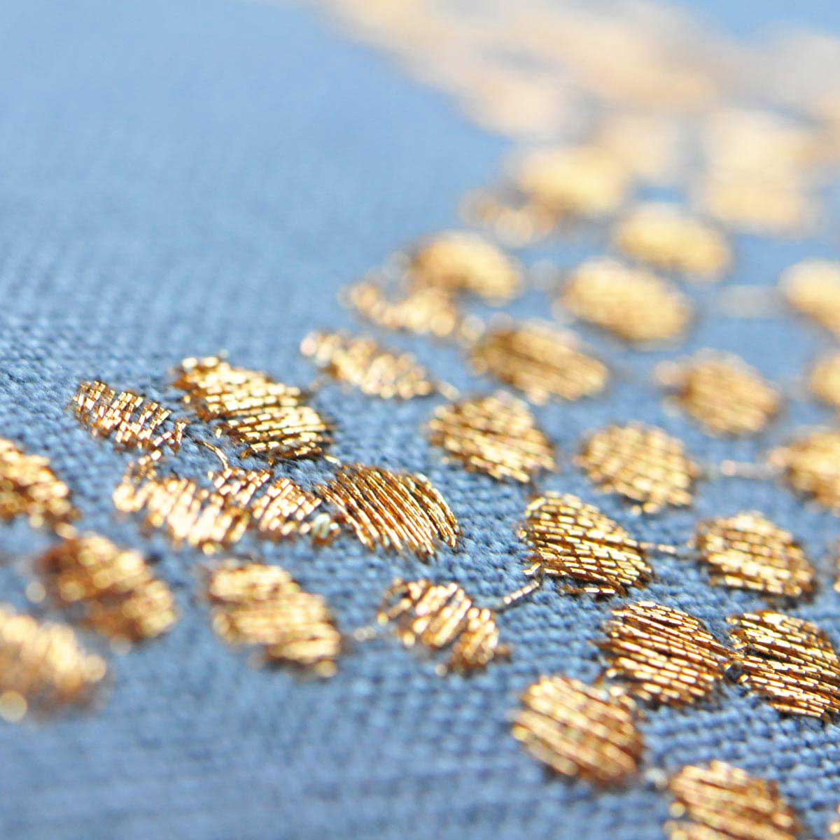 Zierkissen-Innocence-Dream-Cuivre-3 Zierkissen mit goldener Stickerei - Nahaufnahme der Stickerei