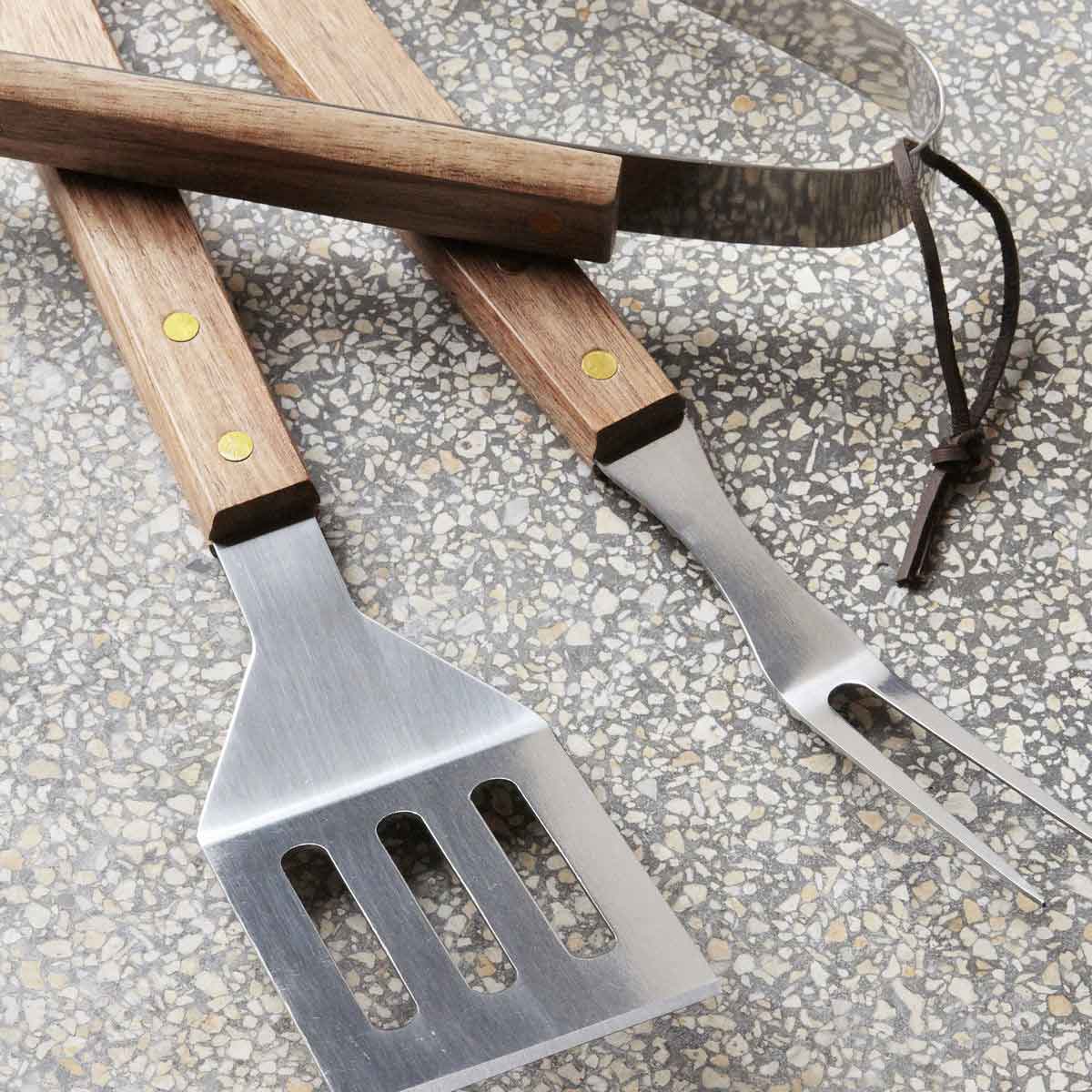 BBQ_Grillset_Edelstahl_106660402_3 Grillbesteck aus Edelstahl mit Holzgriffen und Lederband - Detail Ansicht