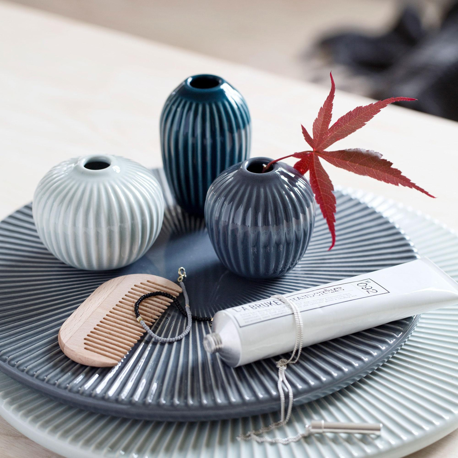 Kaehler_Hammershoi-Balance-Vasen-Set_2000x2000-ID1908808-133dc947422458b6690e98577c752929 Miniaturvasen mit Rillendesign von Kähler