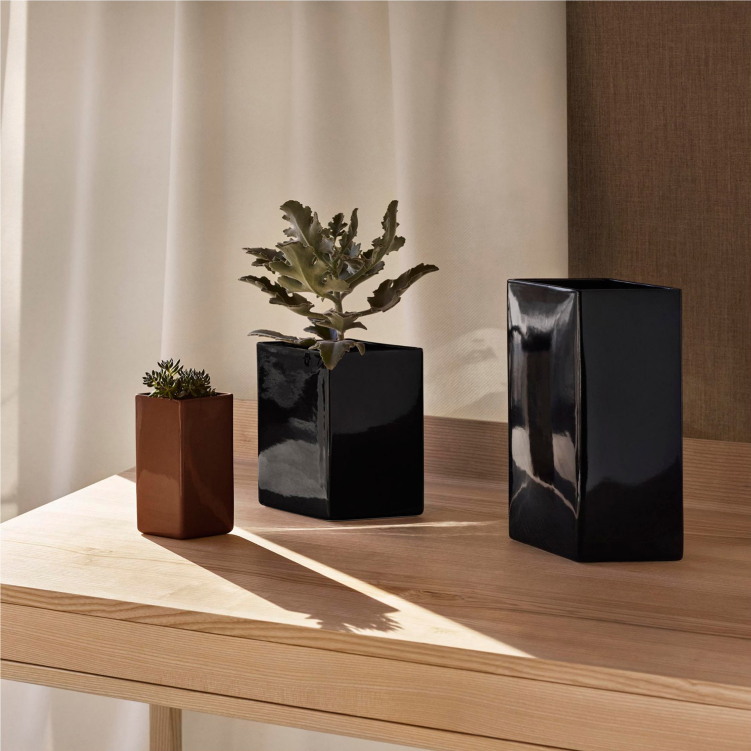 iittala-Ruutu-Keramikvase-330-mm-schwarz-2