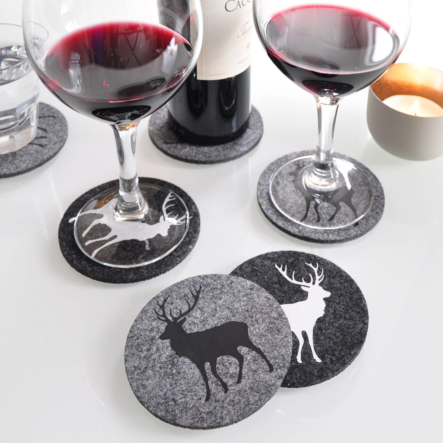 Filzuntersetzer mit Hirschmotiv - Zweifarbiges Untersetzer-Set