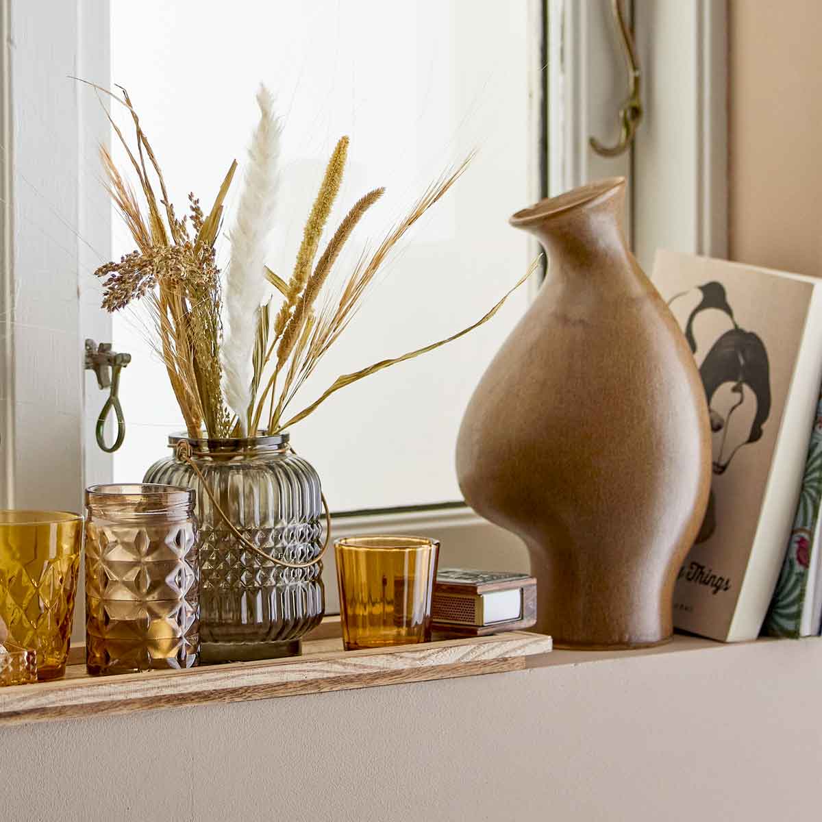 Braune_Blumenvase_Celin_3 Braune Blumenvase in organischer Form - auf einer Fensterbank stehend