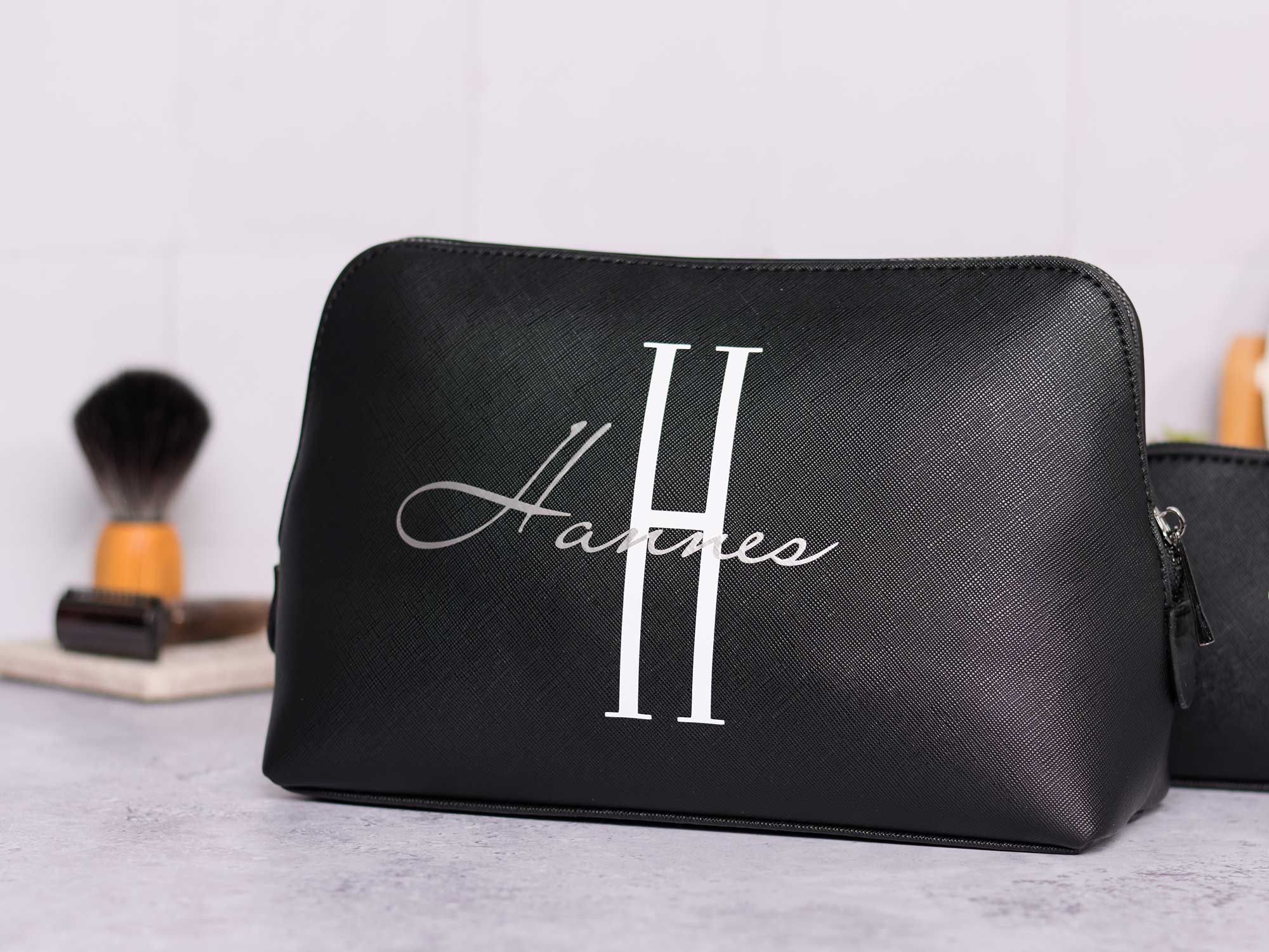 Kulturtasche_Herren_Initial_3 Personalisierter Kulturbeutel für Herren - große Tasche
