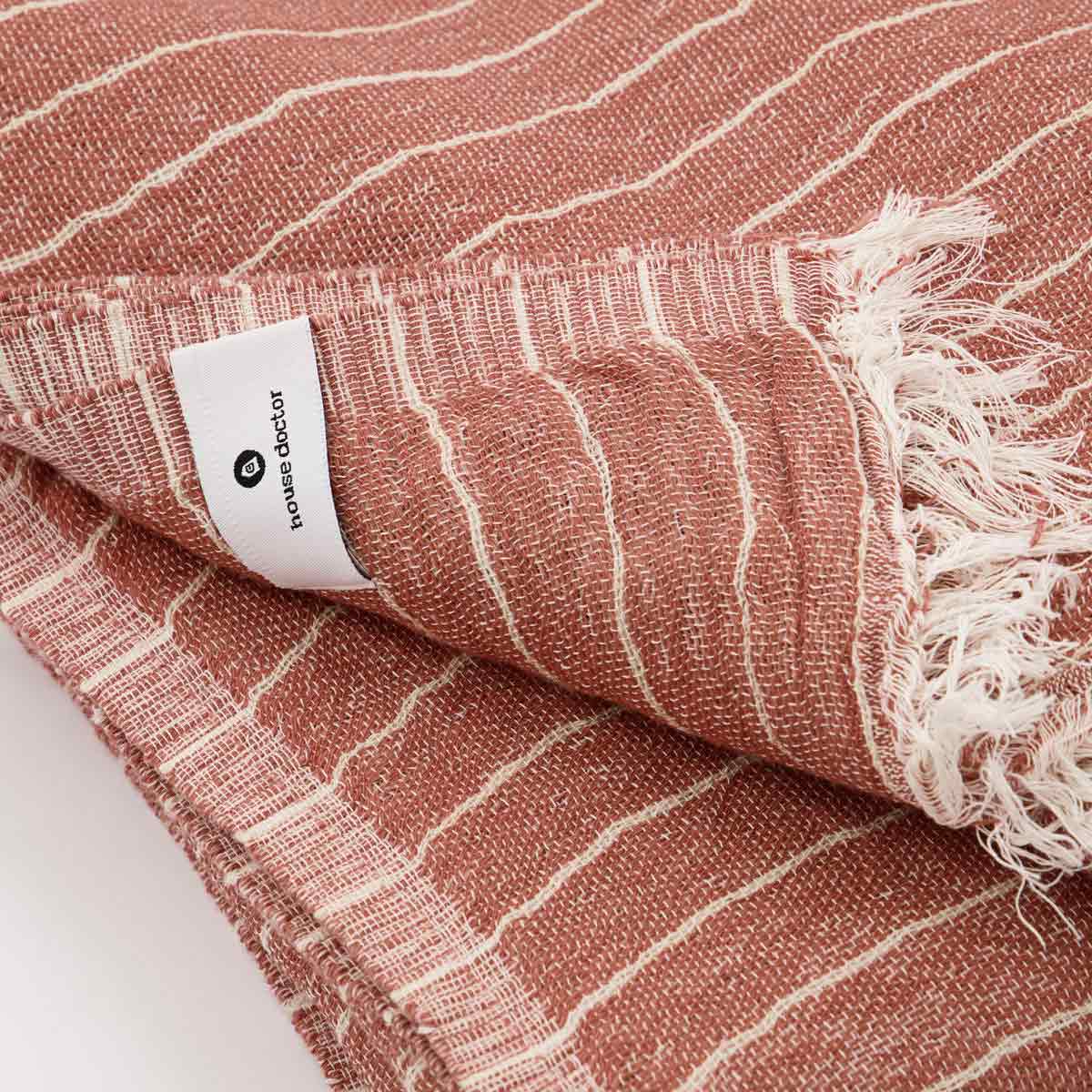 tagesdecke_alice_house_doctor_2 Rote Decke mit Streifen und Fransen - Nachaufnahme der Streifen