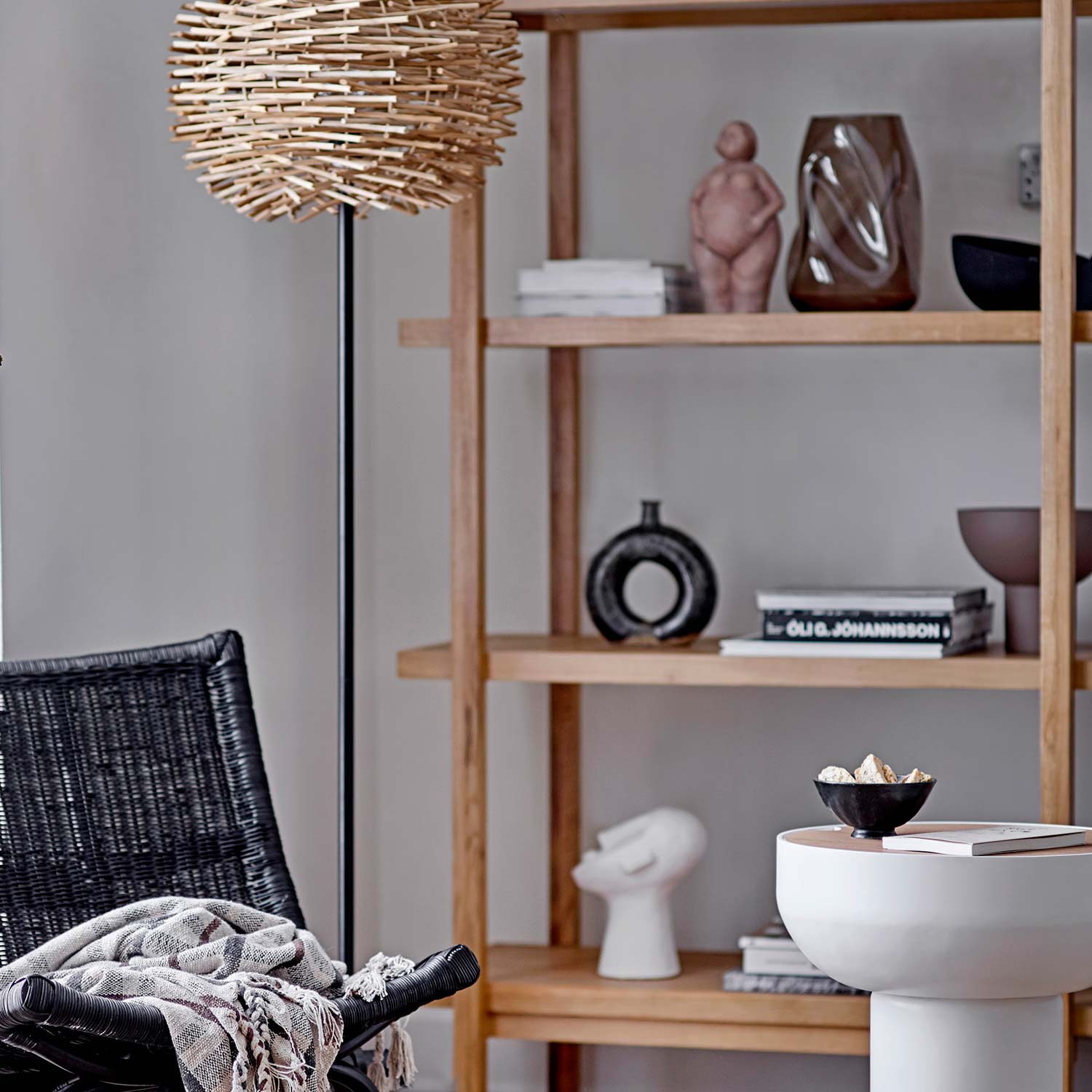 Dekoschale_82050126_02 Braune Dekoschale aus Metall für Schmuck und Pflanzen im Regal