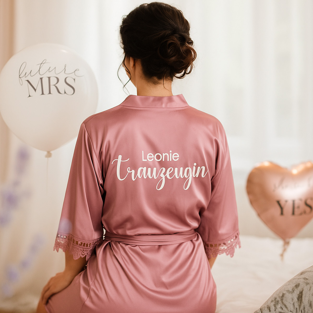 Trauzeugin Kimono Satin mit Spitze – Personalisierter Morgenmantel in Altrosa, Champagne, Rosa & Hellblau