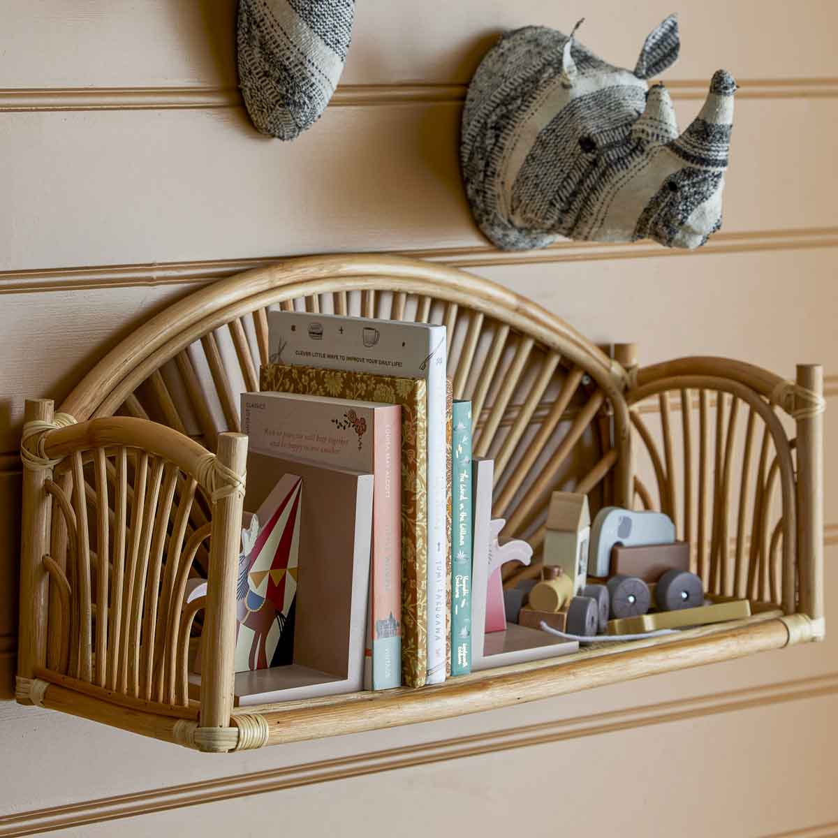 Buchstuetzen_Santos_82054319_4 Buchstützen aus Holz mit Zirkus Motiven - auf einem Real im Kinderzimmer