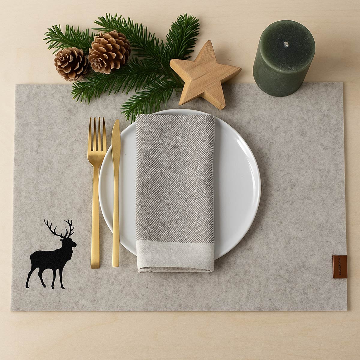 Platzset Hirsch aus 100% Wollfilz | Tischset aus Merinowolle – Nachhaltige Tischdeko für Alltag & Feste Platzset Hirsch aus 100% Wollfilz | Tischset aus Merinowolle – Nachhaltige Tischdeko für Alltag & Feste