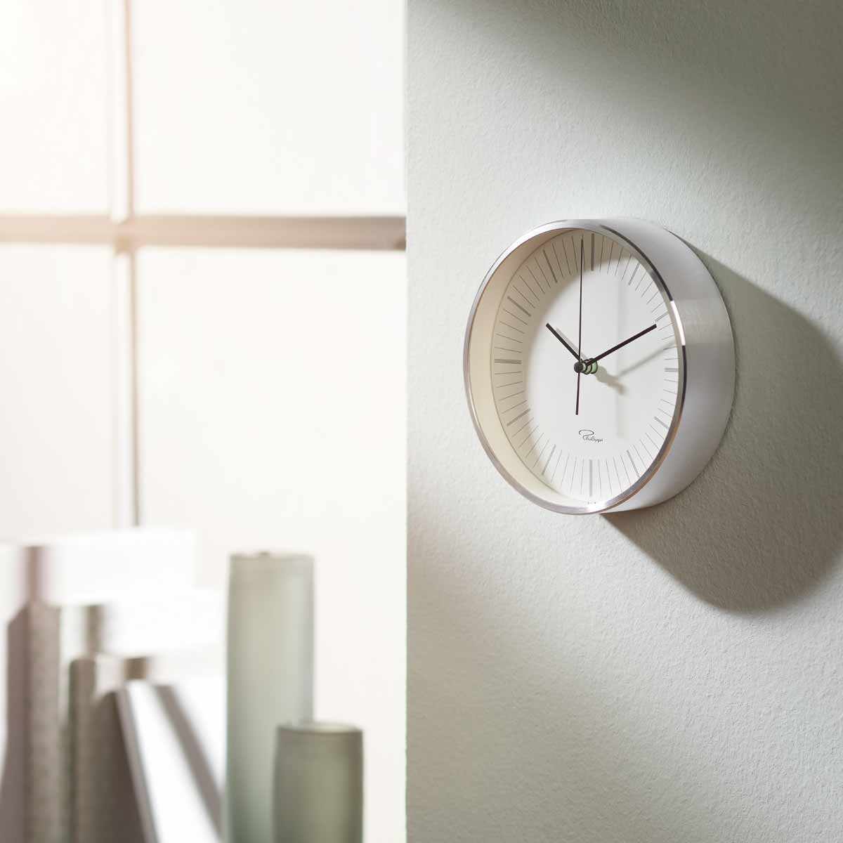 Wanduhr_183020_TEMPUS Geräuschlose Tischuhr von Philippi - in einer Wohnansicht an der Wand