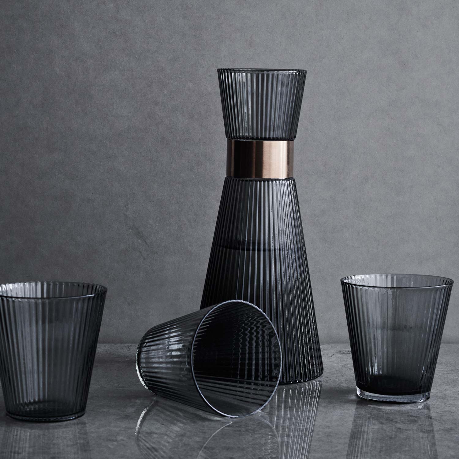 Karaffe_Grand_Cru_dark9 Wasserkaraffe Crand Cru dark mit Glas