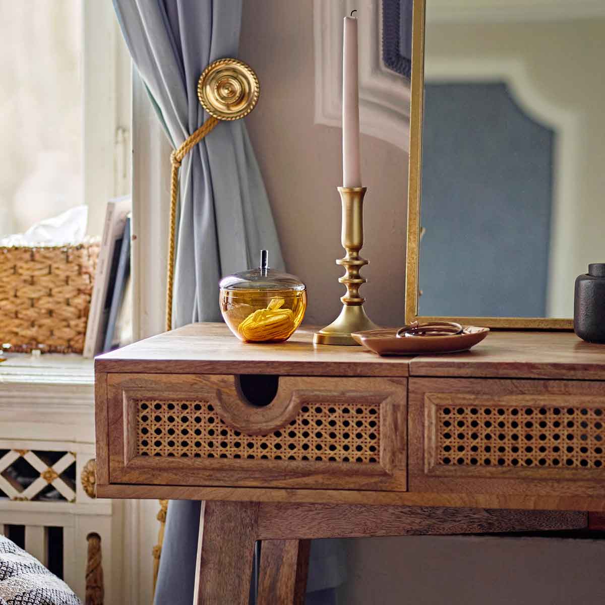 Glasdose aus Glas für Schmuck oder zur Dekoration - auf einem Sideboard