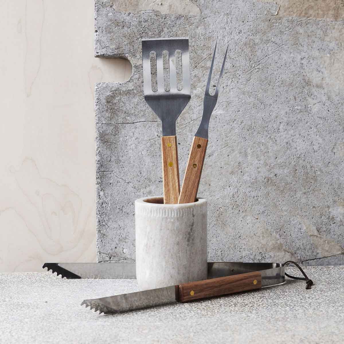 BBQ_Grillset_Edelstahl_106660402_1 Grillbesteck aus Edelstahl mit Holzgriffen und Lederband - in einem Becher aufgeräumt