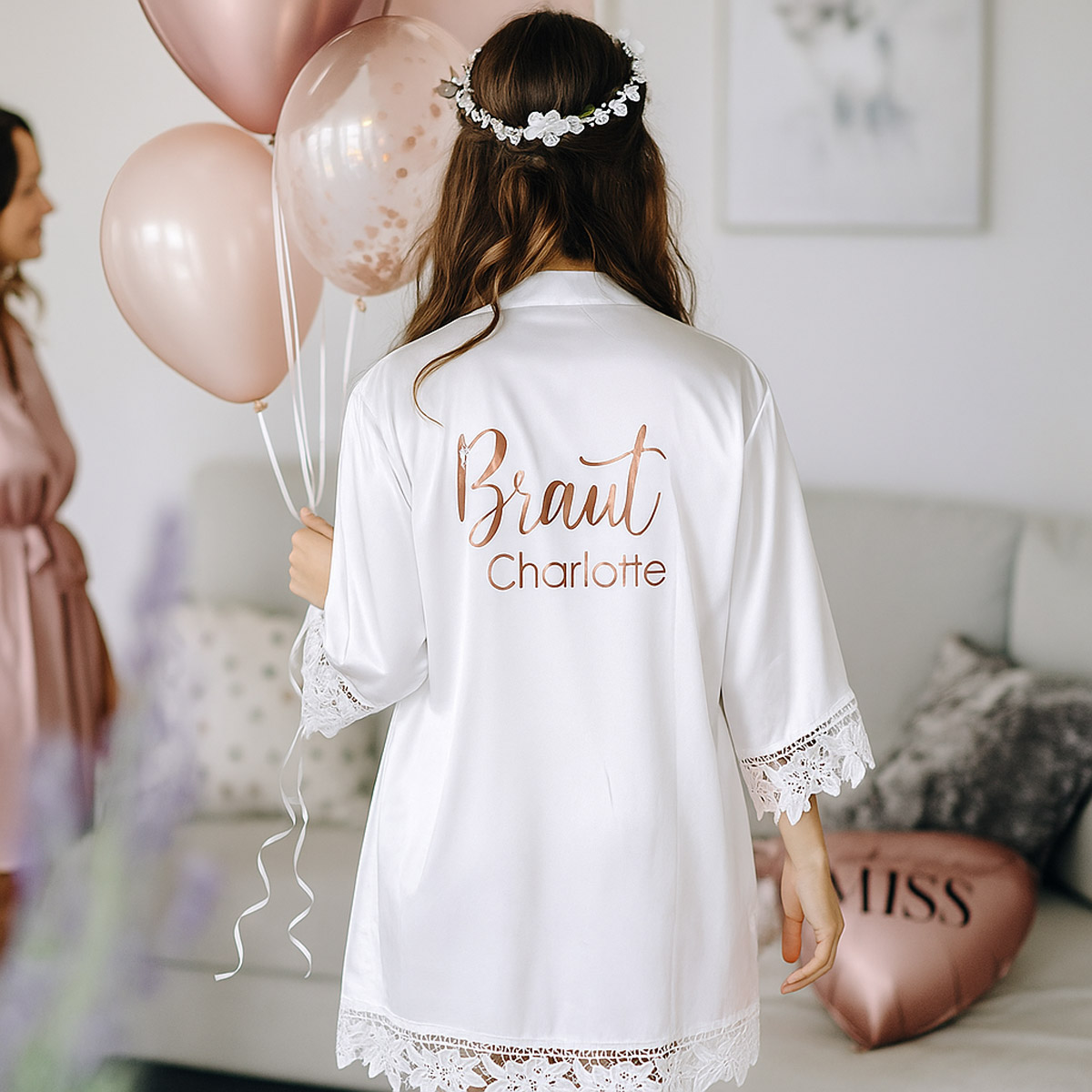 Braut Kimono Satin Weiß mit Spitze – Personalisierbarer Morgenmantel für Hochzeit & Getting Ready