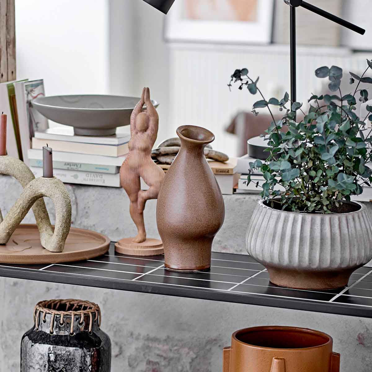 Braune_Blumenvase_Celin_4 Braune Blumenvase in organischer Form - auf einem Regal stehend mit Deko